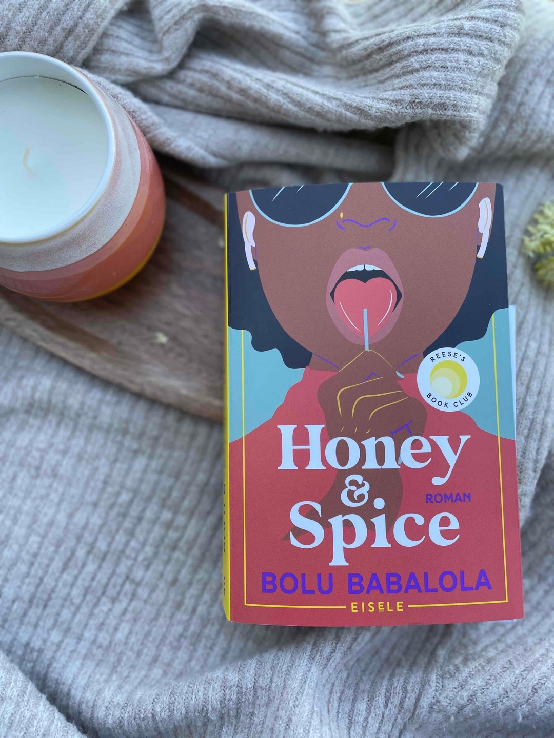 📖 Selbstbewusste Frauen, eine aufklärende Radiosendung und viele Dramen einer Schwarzen Community - all das findest du in „Honey&Spice“. Eine typische Romcom, die Einblicke gibt, jedoch an der Oberfläche bleibt.