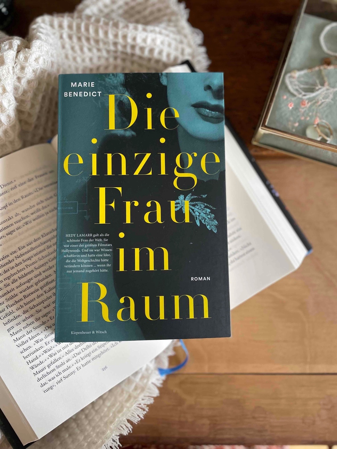 📖 Ein leichtes Buch mit kleinen Anekdoten aus Hedy Lamarrs Leben, welches sich leichtfüßig lesen lässt. Lamarrs Sinn für Naturwissenschaft, ihre Interessen und die unglaubliche Rolle, die sie spielte, ist mir leider zu kurz gekommen.