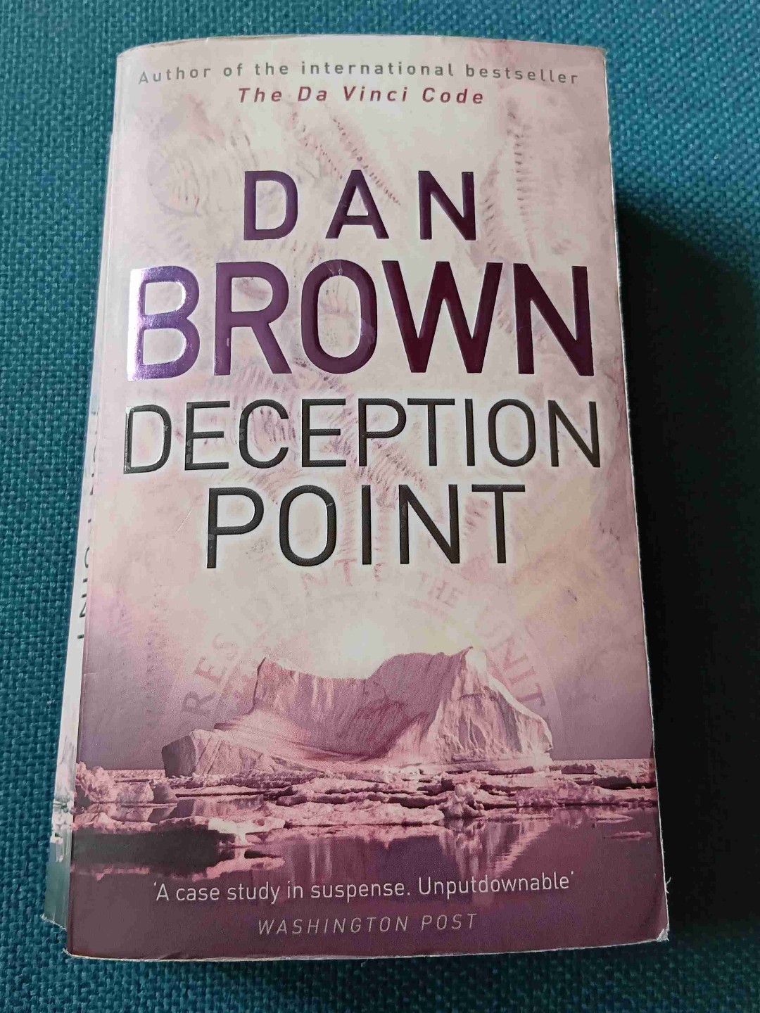 Hab etwas gebraucht wieder ins Englisch rein zu finden. Das Buch selbst ein 5 Sterne Thriller vor allem Spannung bis zur letzten Seite.