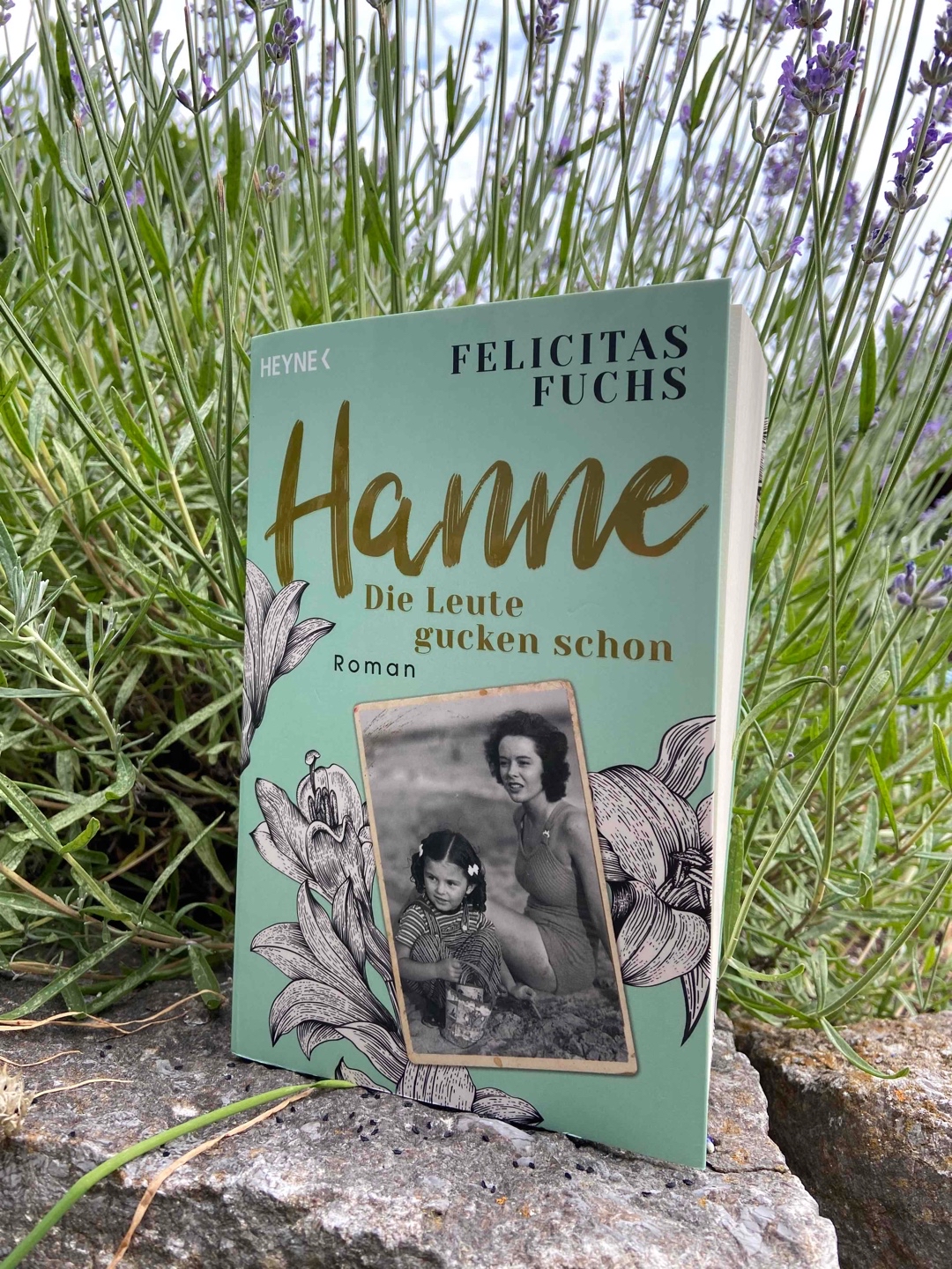 Auch der zweite Teil der Trilogie war wunderbar zu lesen…freue mich schon jetzt auf den dritten Teil und somit die Geschichte von Romy, Hannes Tochter.