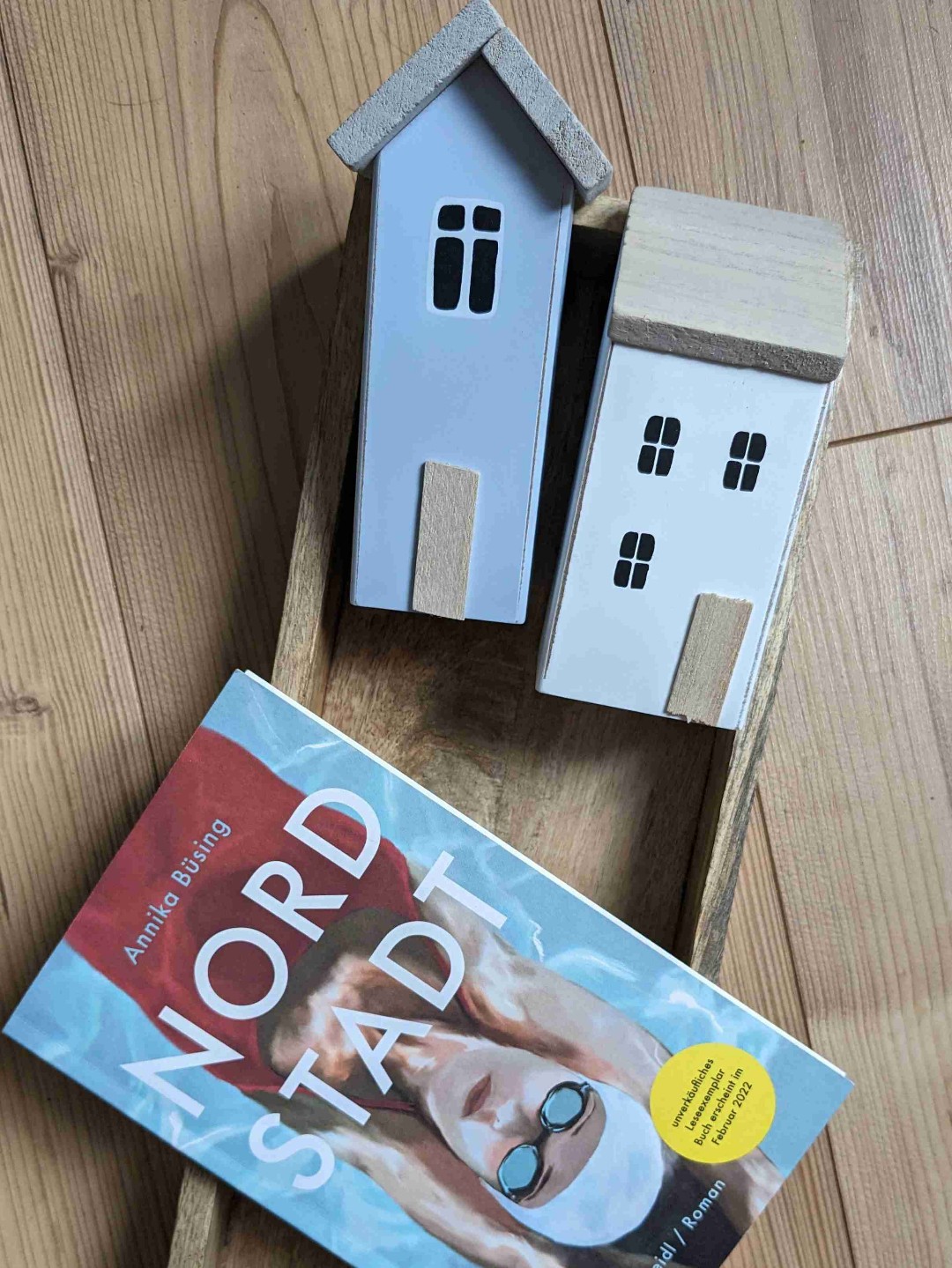 Wie geht glücklich sein?
Und wenn niemand die richtige Antwort kennt und es einem niemals gezeigt wurde, wie soll man es dann lernen?
Ein Buch mit einer Sogwirkung und einer Protagonistin, die sich mit ihrer Ehrlichkeit in Dein Inneres einnistet ohne Chance auf Gegenwehr.
Lieblingsbuch!