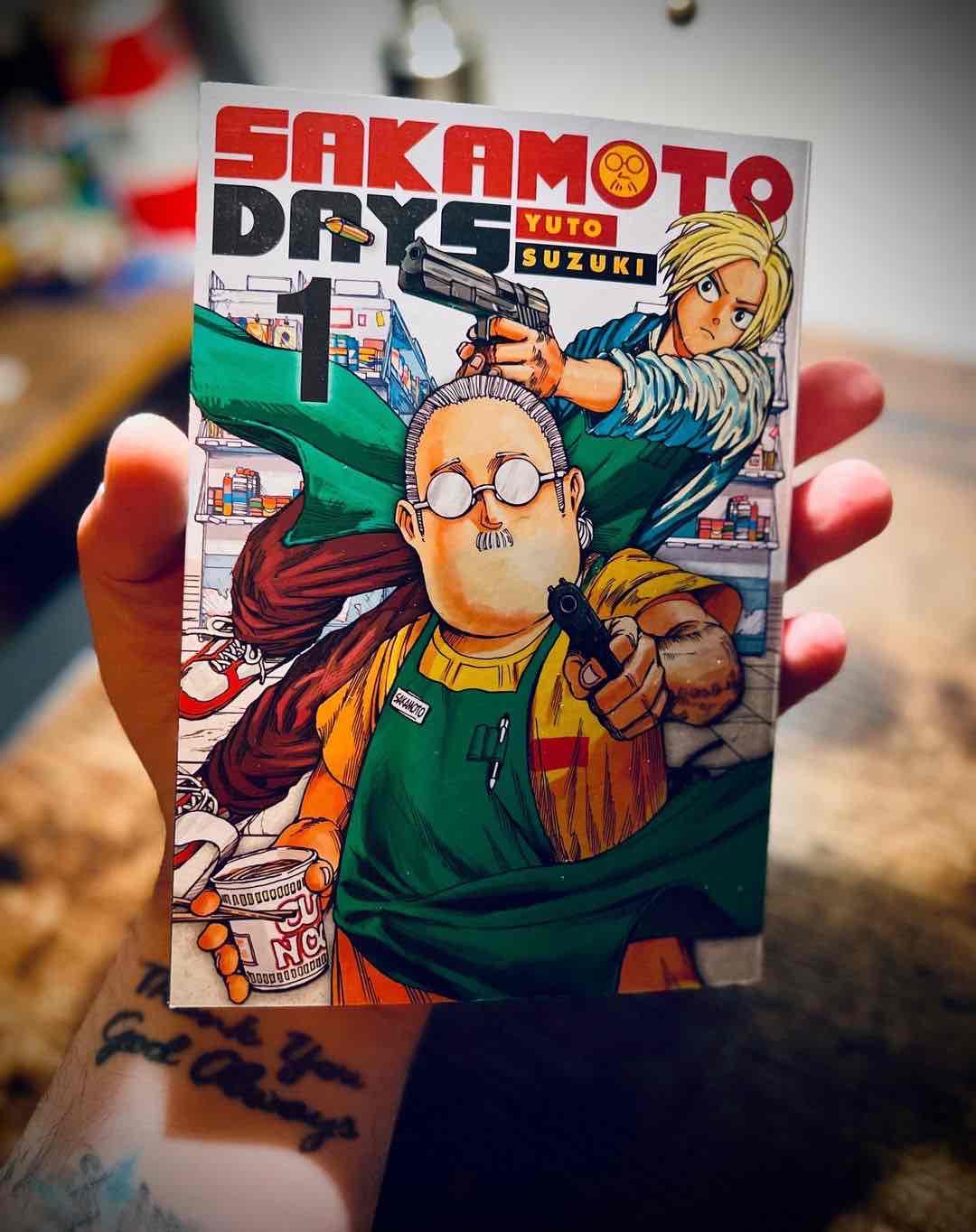 Sakamoto Days von Yuto Suzuki 🍜🔫🎉
„Hey, wieso müssen Sie mich andauernd in Gedanken umbringen?!“