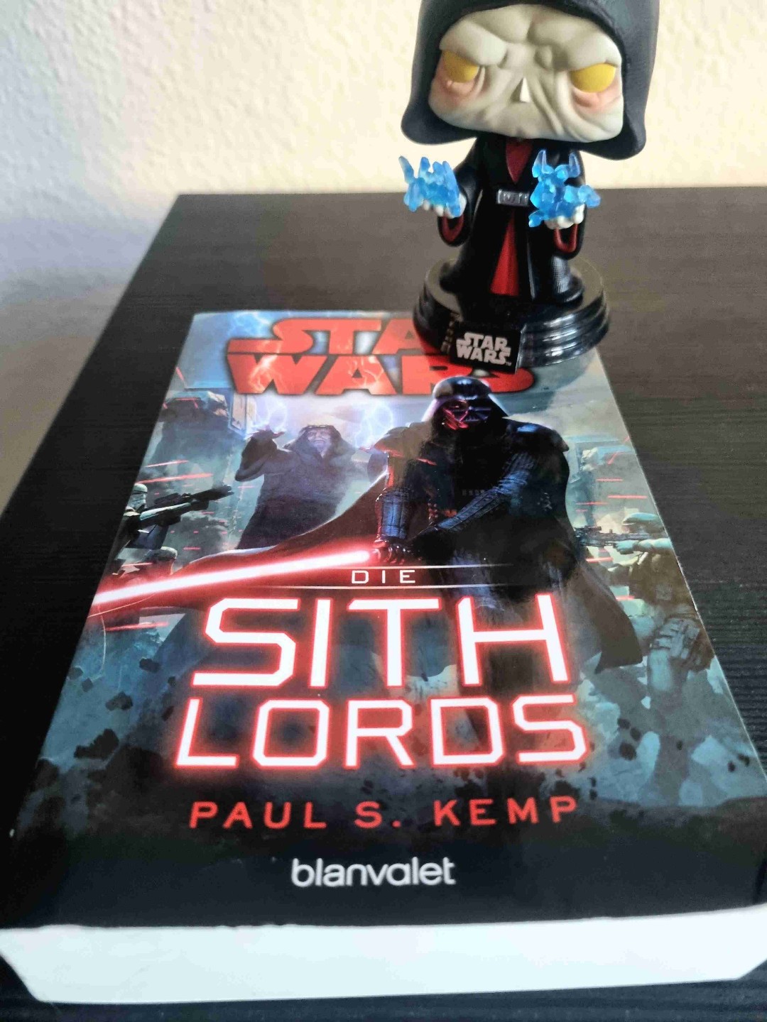 Sith Lords oder auch "Wie Darth Sidious Vader zu seiner mächtigsten und brutalsten Waffe macht".
Die Story handelt von Ryloth, Hoffnung, Konflikten und der vermeintlichen Übermacht des Imperiums.
Der Titel ist teilweise etwas irreführend: die beiden Sith sind zwar allgegenwärtig, jedoch längst nicht Hauptprotagonisten.