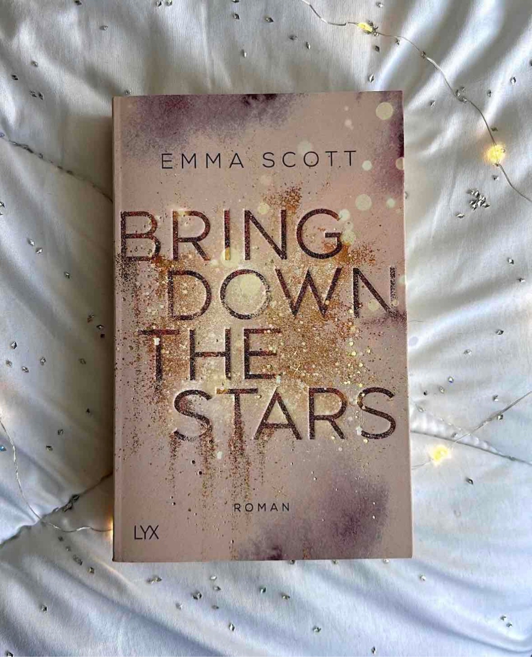 Bring down the Stars ⭐️✨
————————————————————
Bewertung: ⭐️⭐️⭐️⭐️ / 5
————————————————————
Es geht um die beiden besten Freunde fast Brüder Connor , Wes und deren geliebten Autumn.
Nur weiß diese nicht das die wundervollen Gedichte die sie von Connor bekommt eigentlich Wes Worte sind .
Was das für Probleme mit sich zieht müsst ihr selbst lesen .🤭
