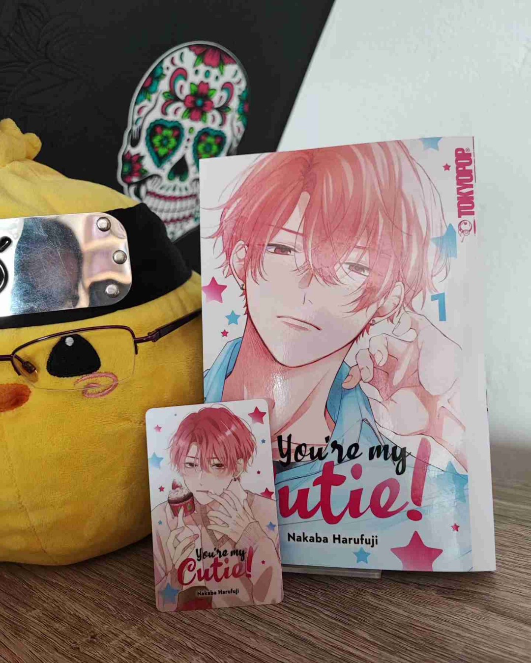 🎀 Kurz Beschreibung 🎀
Madoka arbeitest nach der Schule im Restaurant ihrer Eltern. Dabei würde sie lieber die Zeit nutzten um Shojo Mangas zu lesen wo sich jüngere süße jüngst in ein etwas älteres Mädchen verlieben. Sie liebt seuche Geschichten und hätte auch gerne einen süßen jüngeren Jungen der sie Senpai nennt.
Tja ihr Vater war dan so Freundlich einen süßen Jungen einzustellen damit es Madoka etwas einfacher hat und wer weiß was dann noch passiert. Naja Madoka weiß es den ihr neuer Arbeitskollege Shikura ist zwar süß und jünger aber total frech und unhöflich. Sie will am liebsten so wenig wie möglich mit ihm zu tun haben. Zumindest bis sie feststellt warum Shikura sich ihr gegenüber so verhält.