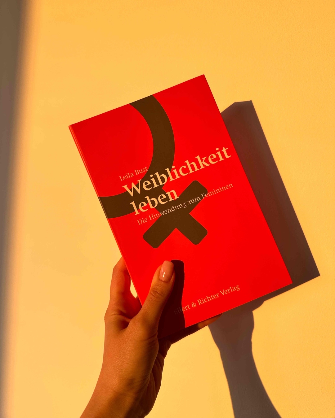 Bereit, in die faszinierende Welt der Weiblichkeit einzutauchen? Das Buch "Weiblichkeit leben" von Leila Bust ist das richtige Buch für alle, die bereit sind, ihre eigenen Vorstellungen von Frausein herauszufordern und zu erweitern.