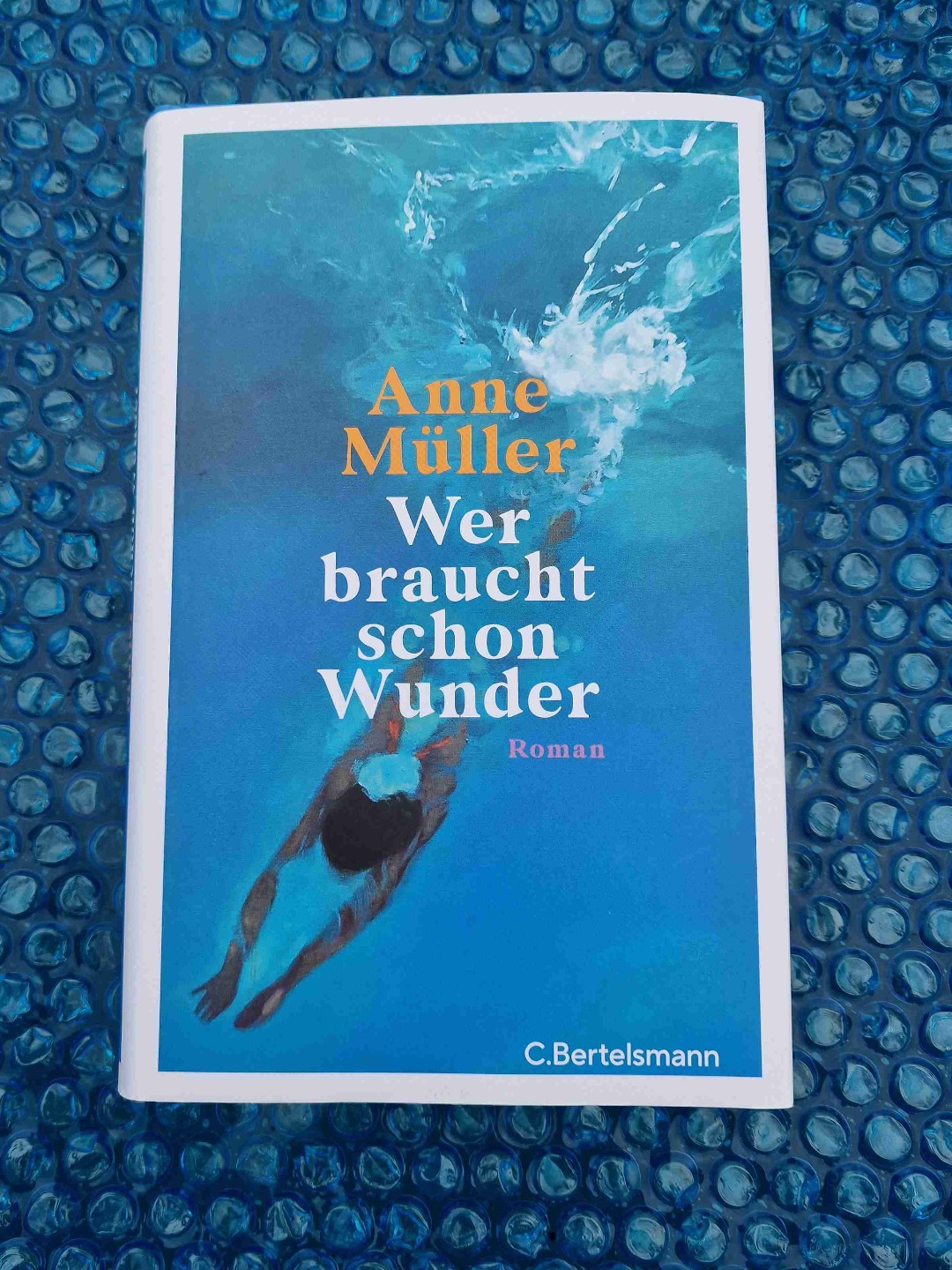 Wunderbar leichte Sommergeschichte mit Romanze, Herzschmerz und Familiengeheimnissen ohne überladen oder kitschig zu sein.