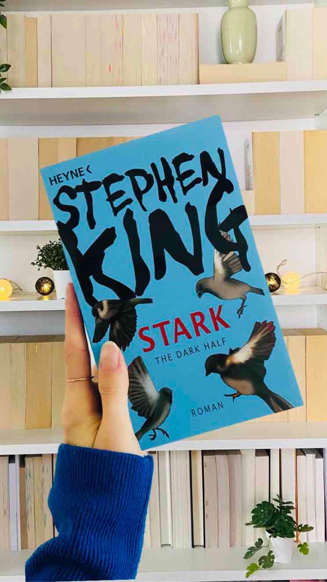 Dieser Roman bietet wahnsinnig viel. Tolle Ideen und eine richtig gute Mischung an Psychothriller, Krimi, Action und Horror.
Für mich hatte „Stark“ Parallelen zu „Shining“ vermischt mit „Dr. Jekyll und Mr. Hyde“ und Hitchcocks „Die Vögel“.