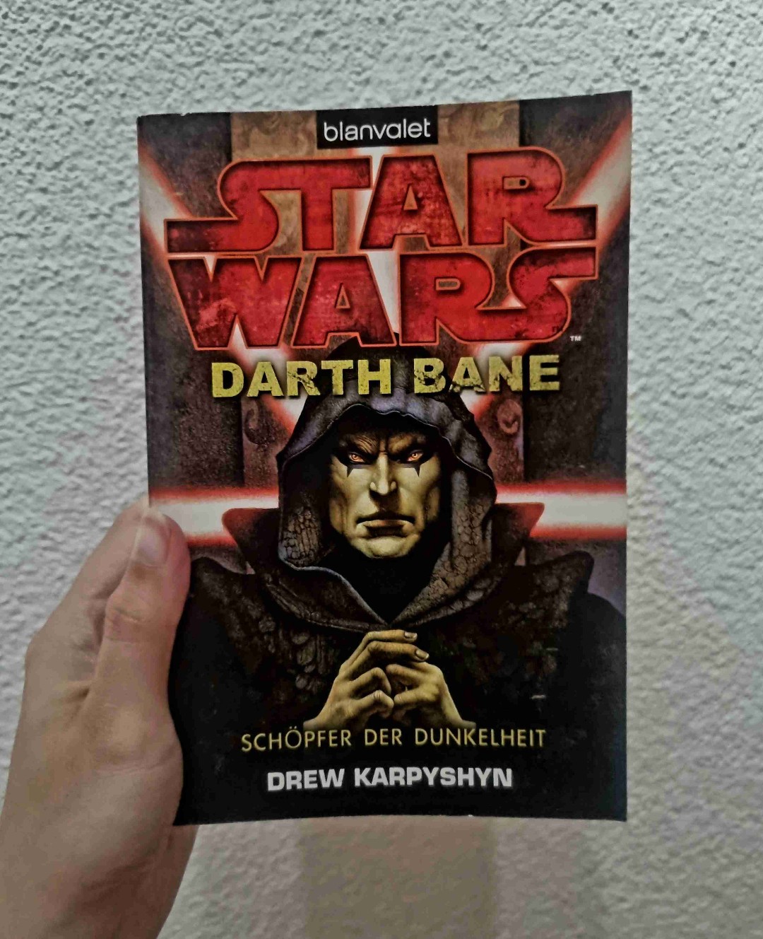 "Nimm, was dich schwach macht, und verwandle es in etwas, das dir Kraft gibt."
Rundum fesselnd, rundum gelungen! – Ein Muss für alle Sith Fans.