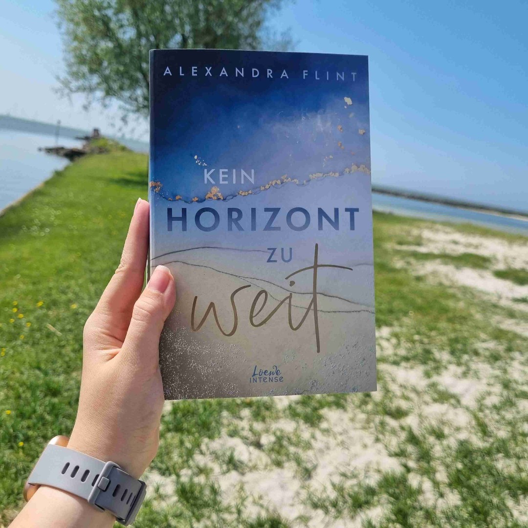 Was habe ich für ein Fernweh, nach diesem Buch. Und ja, ich habe schon nach Reisen nach Sylt geschaut. Diese Buch ist so bildhaft, so romantisch, etwas kitschig und auch spannend. Perfekt, wenn man ein Buch verschlingen möchte, welches etwas einfacher ist. Ich wäre gerne so weise wie Leni. So viele Zitate, die mir gefallen haben! Wirklich, wirklich toll!