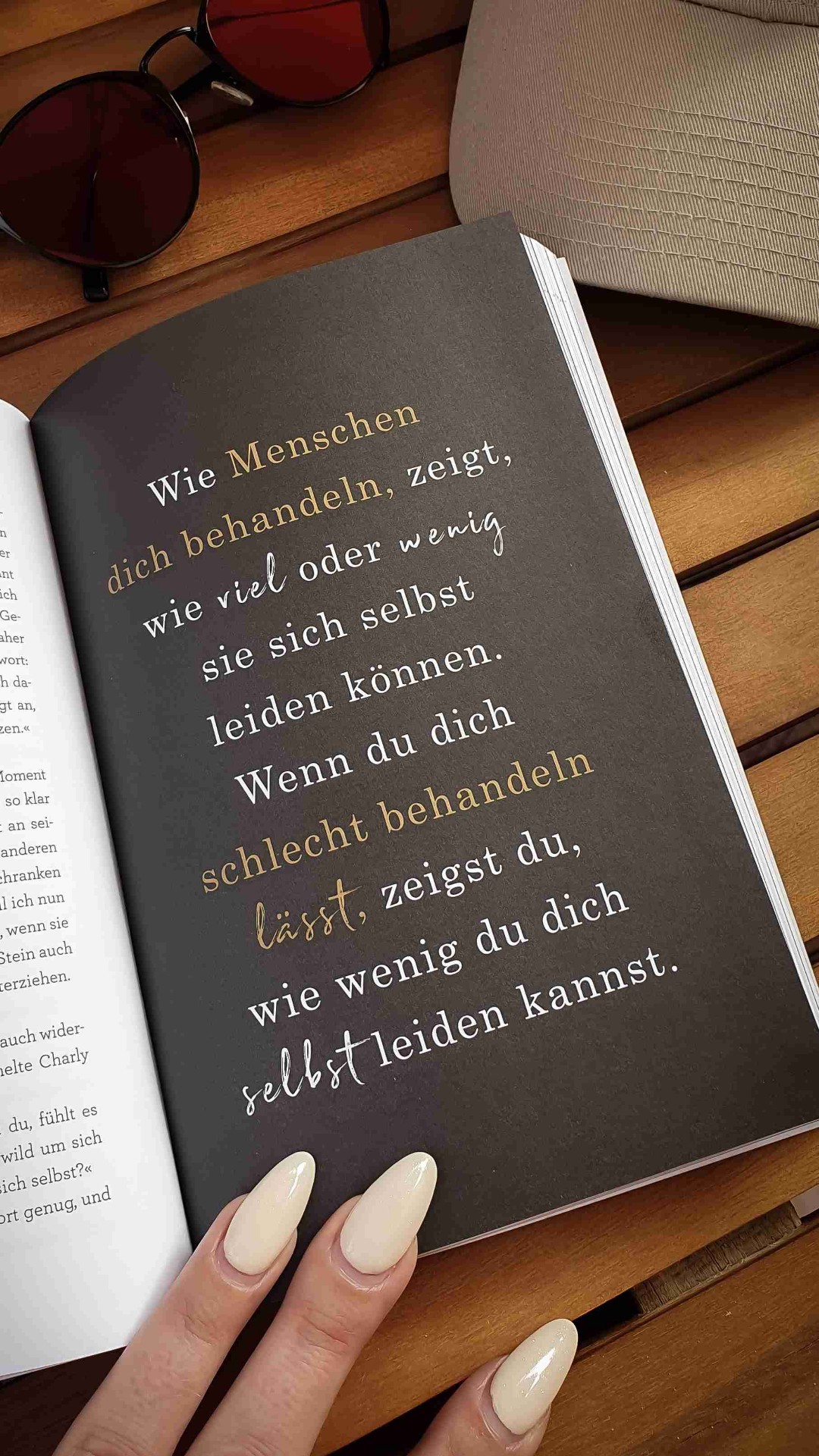 Ein Buch mit wertvollem Inhalt und einer total modernen und inspirierenden Aufmachung. Die Seiten mit wichtigen Statements rücken den wichtigen Inhalt nochmal in den Fokus. Leider hatte ich persönlich mit der Schreibweise, die der Protokollierung eines Workshops glich, beim Lesen meine Probleme. Daher der eine abgezogene Stern. Grundsätzlich ist das Buch aber auf jeden Fall lesenswert.