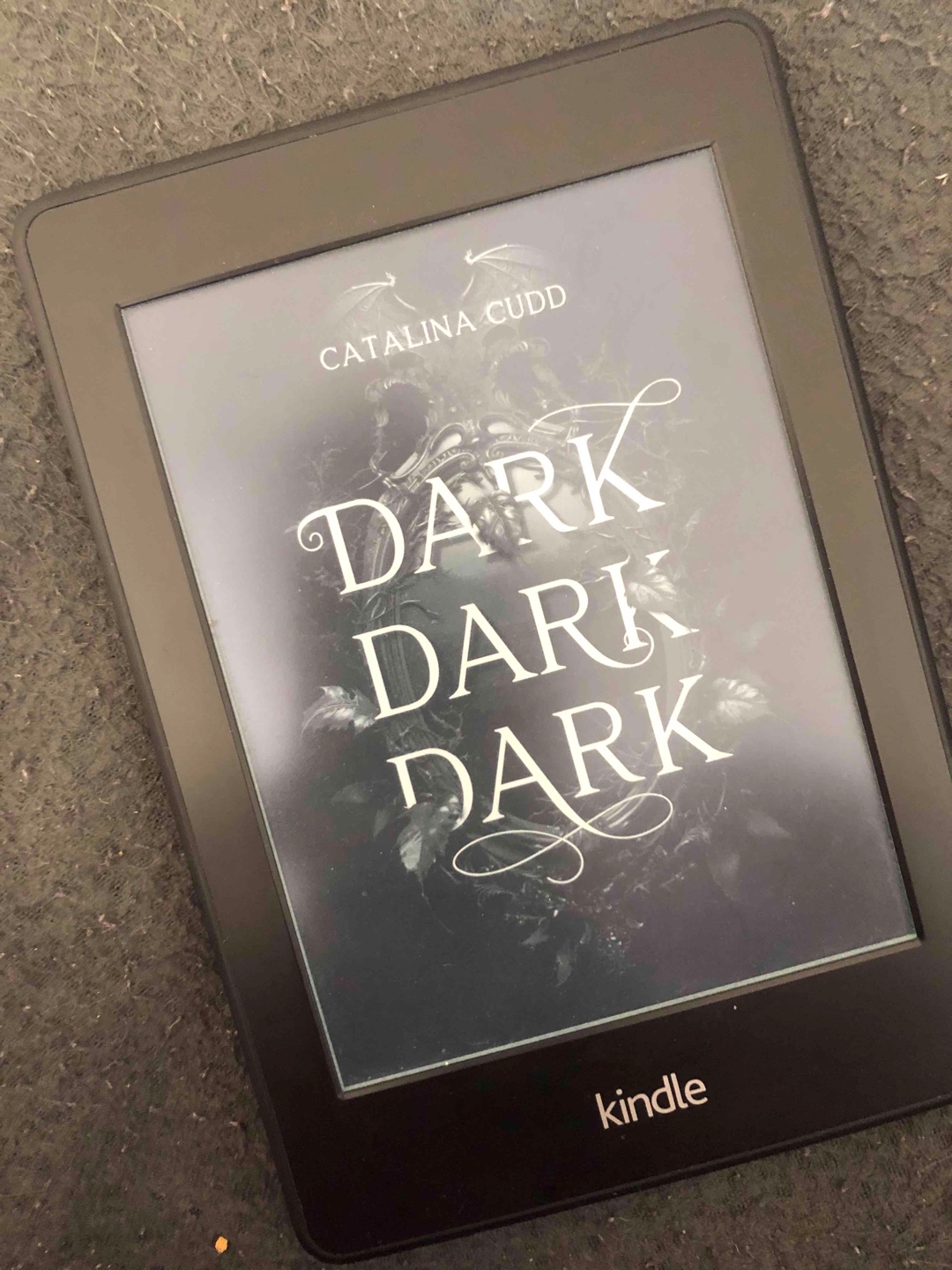 Mein erstes Buch von Catalina Cudd und es hat mir wirklich gut gefallen.
Sehr humorvoll und sehr spannend!