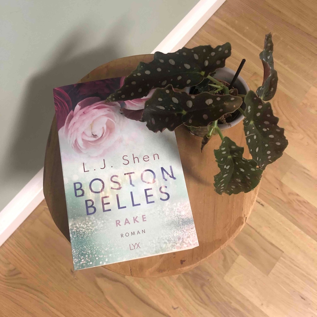 Boston Belles - Rake ist der perfekte Abschluss der vierteiligen Reihe von LJ Shen!
Es hat so viel Gefühl und zeigt, wie wichtig Vertrauen, Freundschaft und Liebe sein können!
Lest diese Reihe unbedingt und behaltet sie ganz nah bei Eurem Herzen!
♥️