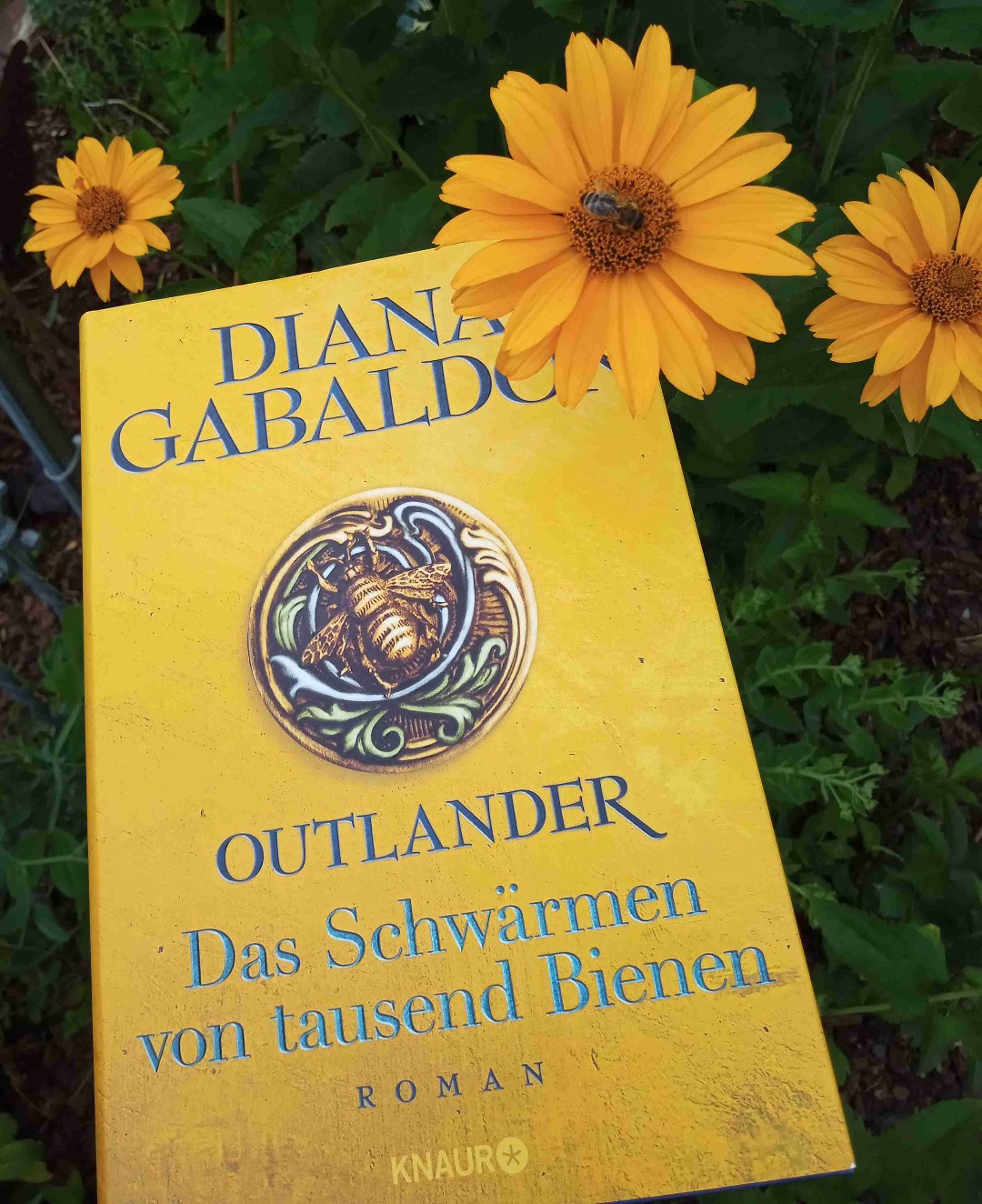 Ich glaube, es ist das bisher beste Buch der Reihe.
Abwechslungsreich, keine unnötigen Längen und alle lieb gewonnenen Persönlichkeiten sind wieder dabei. Habe die Lektüre sehr genossen!