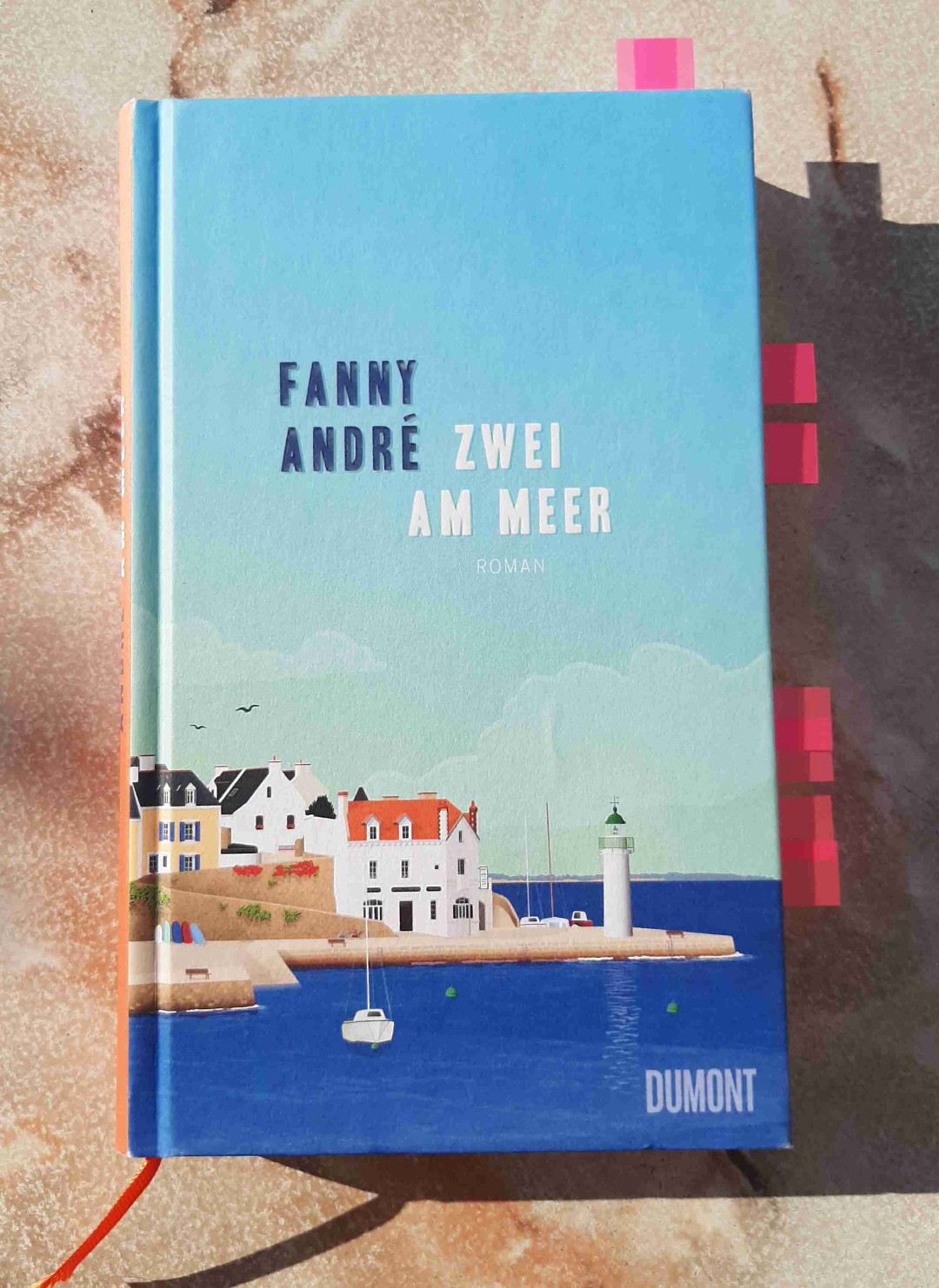 "Zwei am Meer" von Fanny André, übersetzt von Monica Friedmann, ist ein Wohlfühlbuch, obwohl die Ausgangssituation so gar nichts mit Wohlfühlen zu tun hat.