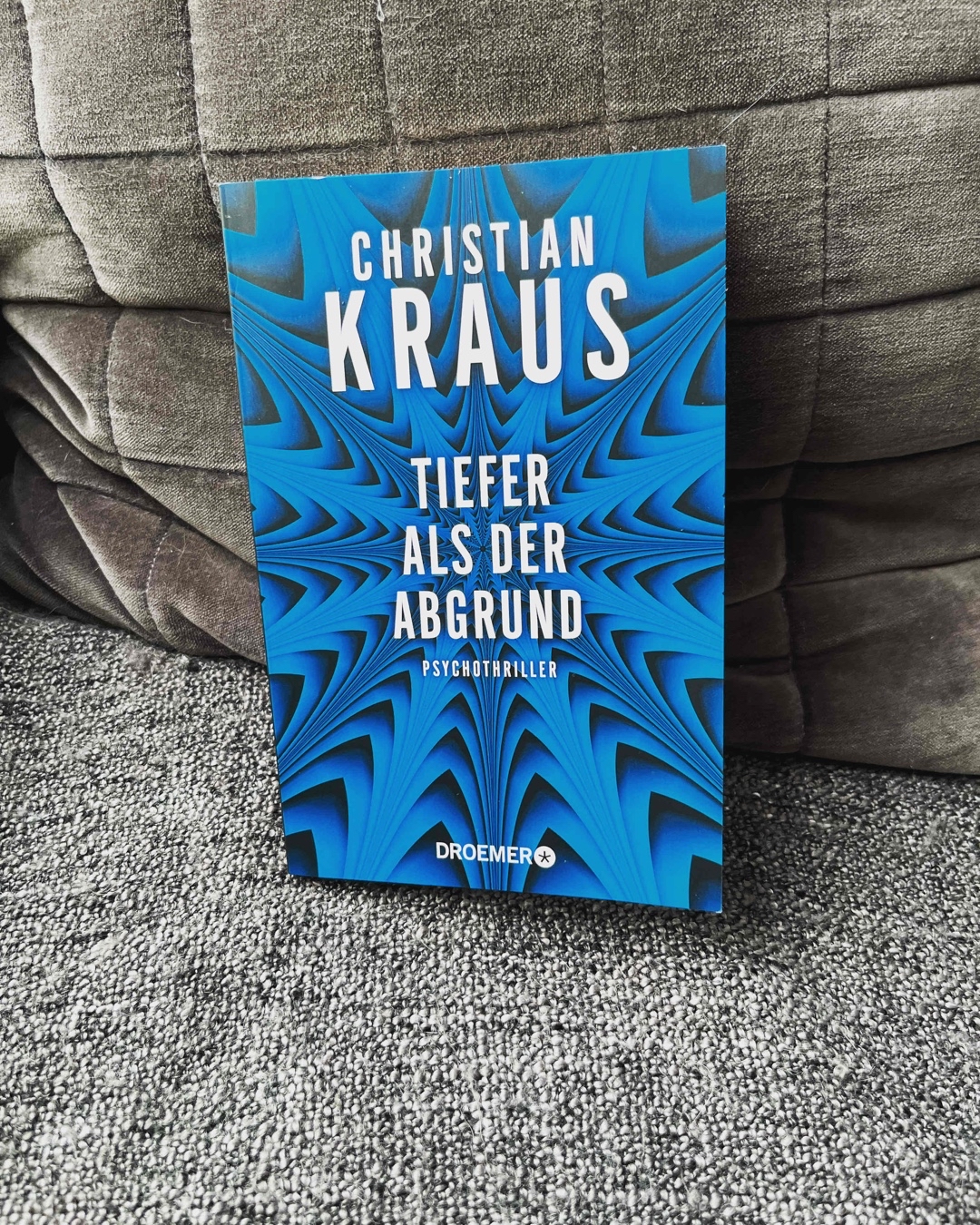 Spannender Psychothriller, der einen bis zum Ende im kalten tappen lässt.