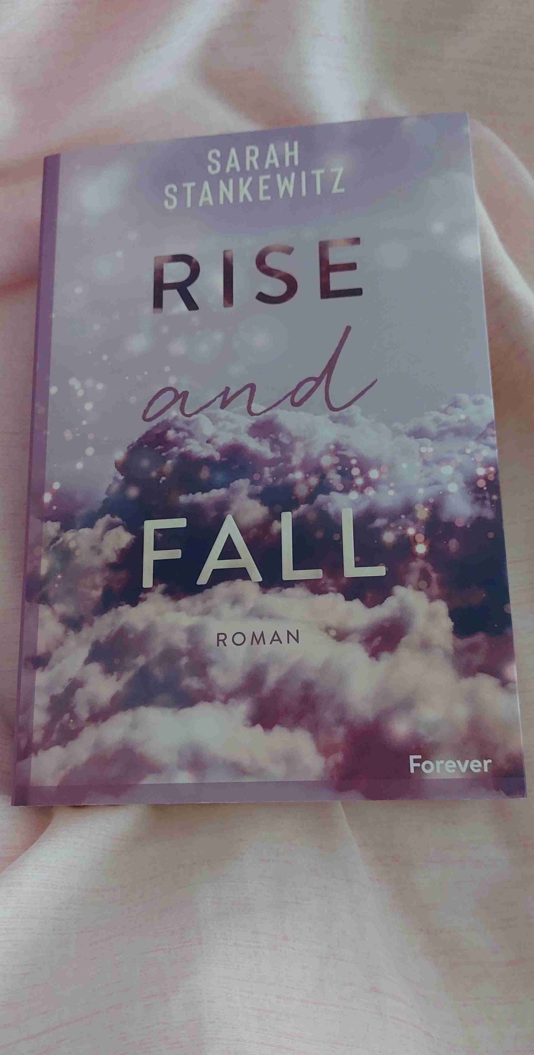 Das Buch hat stark angefangen und man konnte sich auch gut in Sky und Carter hineinversetzen, aber im letzten Drittel wurde es traurig, endete aber mit einem Happy End