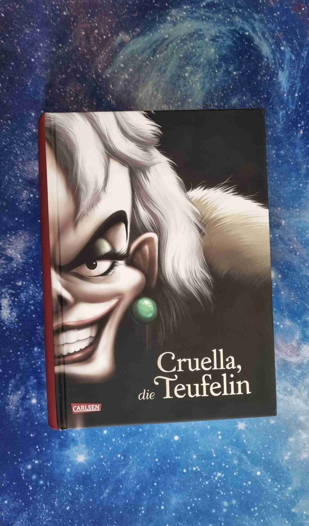 Ich muss sagen, dass ich die Bücher der Villains-Reihe mag. Sie sind alle recht kurzweilig und geben mir ein Gefühl von Nostalgie. Zudem beleuchten sie die Geschichten noch von einer anderen Seite und stellen Zusammenhänge zwischen den Geschichten her.