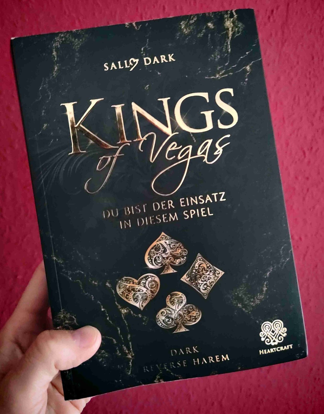 Mein erstes Buch von Sally Dark. Und ich freue mich auf Band 2!
Ich fand den Anfang tatsächlich anders als ich ihn mir laut Klappentext vorgestellt habe. Anders aber nicht schlecht.
Ich fand die kurzen Kapitel toll und mein innerer Monk hat sich sehr gefreut, dass neue Kapitel immer auf der rechten Seite anfangen!
Es gab ab und zu Szenen, wo ich die Reaktionen nicht ganz nachvollziehen konnte, aber das hat mich jetzt nicht unbedingt gestört. Konnte es trotzdem nur schwer aus der Hand legen und bin sehr gespannt, wie es in Band 2 weiter geht ! 🖤