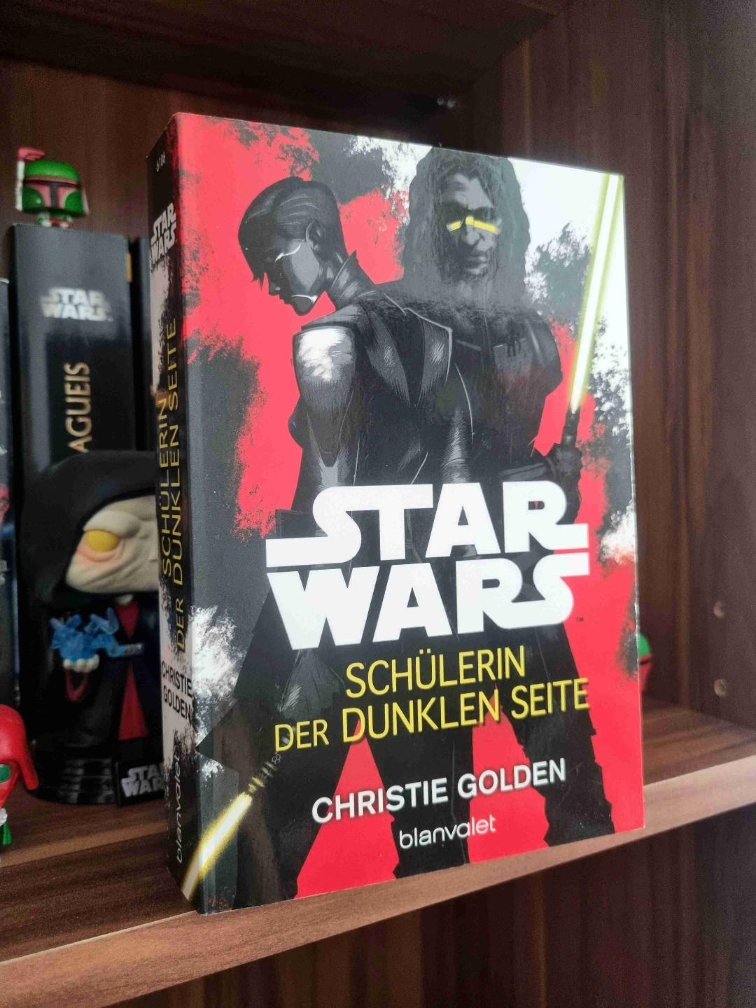 "Vergiss nie... du hast immer die Wahl, besser zu sein. Du hast immer die Wahl, den richtigen Weg zu nehmen."
Ich bin absolut begeistert. Ich liebe starke Frauen und unerwartete Wendungen, damit hab ich mich bei dem Buch zu 100% abgeholt gefühlt. Nachdem man einmal im Buch drin war, hat sich die Spannung immer weiter aufgebaut, sodass man das Buch kaum noch weg legen konnte. Klare Empfehlung für alle Star Wars, insbesondere Clone Wars Fans.