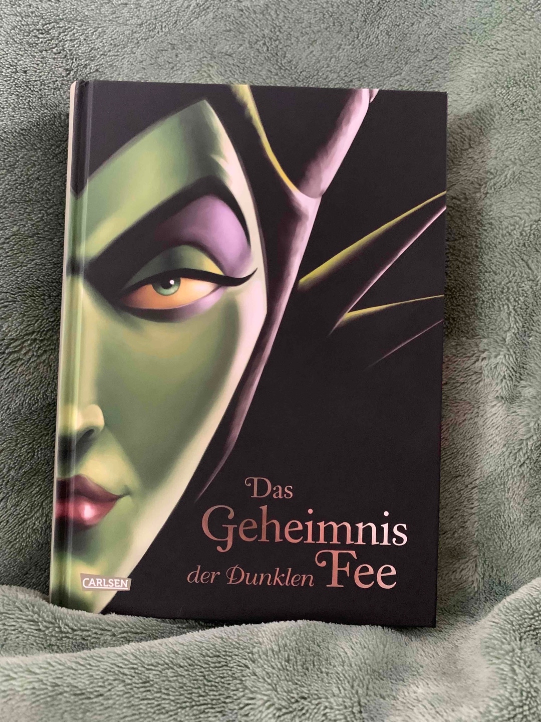 Immer wieder überraschende, spannende Abschnitte. Teilweiße sehr emotional. Durch eigene Erfahrungen, hat es mich total zum mitfühlen angeregt.
Ich mag diese Reihe einfach <3
