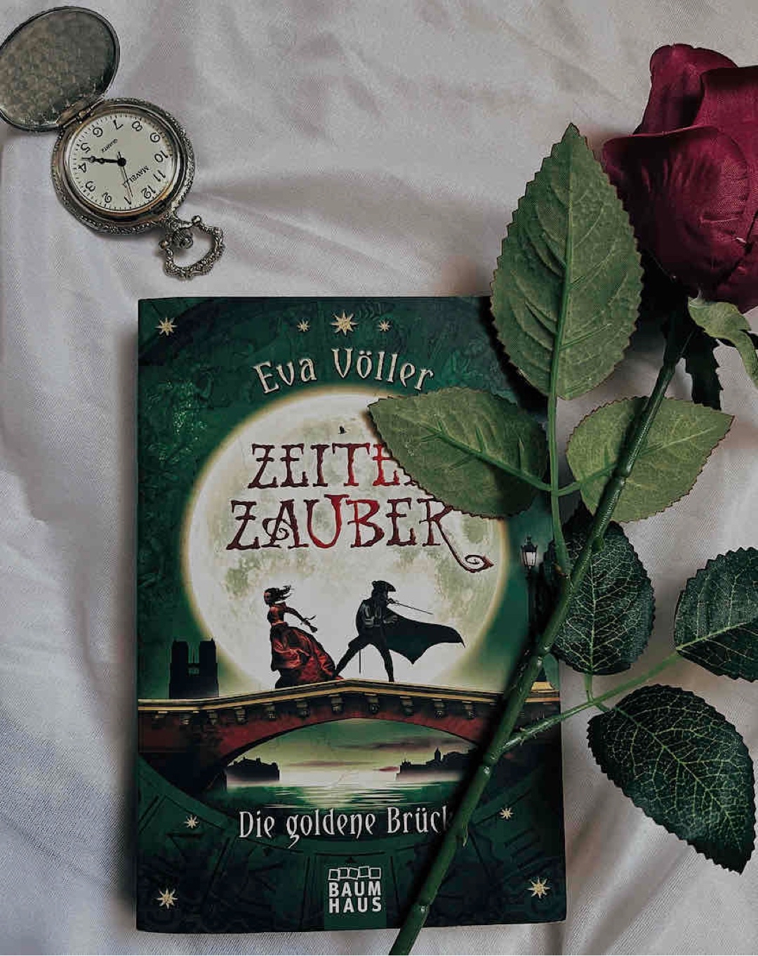 Band 2 von Zeitenzauber hat mich genauso gepackt wie Band 1.
Es war wieder eine total spannende Geschichte die Wendungen hatte mit den man nicht gerechnet hat. Anna und Sebastiano sind mir schon mega ans Herz gewachsen, ich liebe die beiden. Auch so bin ich quasi wieder durch das Buch geflogen bei dem lockeren und einfachen Schreibstil. Bin schon richtig gespannt auf Band 3.
