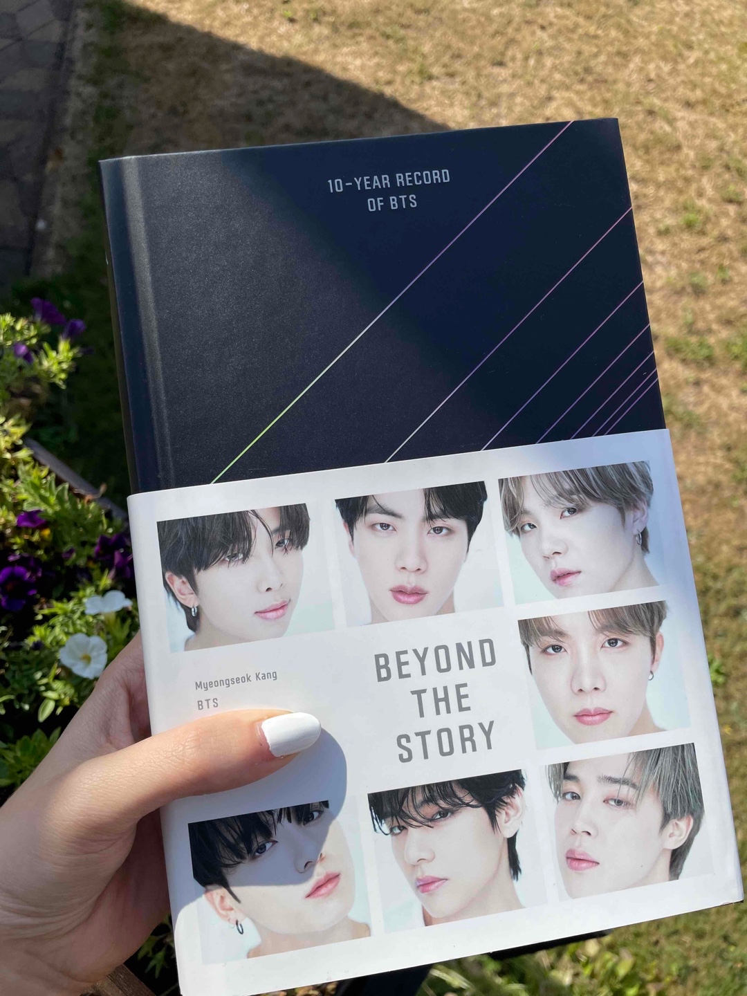 Ich glaube, dass das viele Menschen über das Buch mehr über BTS und ihren bescheidenen Anfang und harten Weg erfahren können.