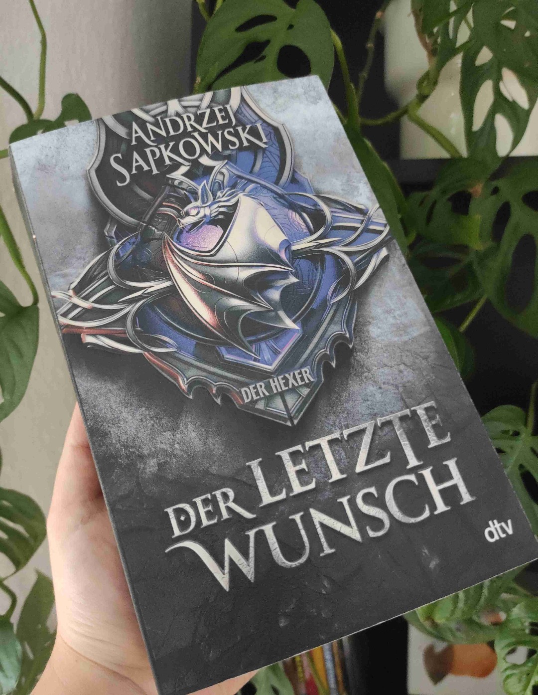 Fantasy für Erwachsene auf höchstem Niveau. Die Kurzgeschichten machten Lust auf mehr, und sind definitiv zu empfehlen, bevor man mit der Hauptgeschichte um Ciri beginnt. Ich bin gespannt, was Geralt noch alles erlebt!