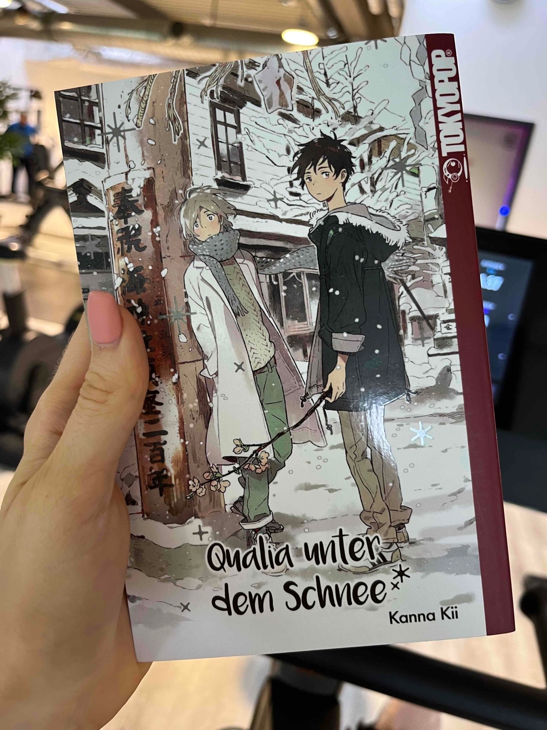#DailyBoysLove Nr.7 |
Sry, dafür dass der so gehyped wird hat der mich echt enttäusch. Es kamen null Gefühle bei mir hoch, die Charaktere sind stumpf. Die Zeichnungen sind wunderschön, aber hier wurde nur mit Klischee um sich geworfen👀 Also bester BL? Never😅