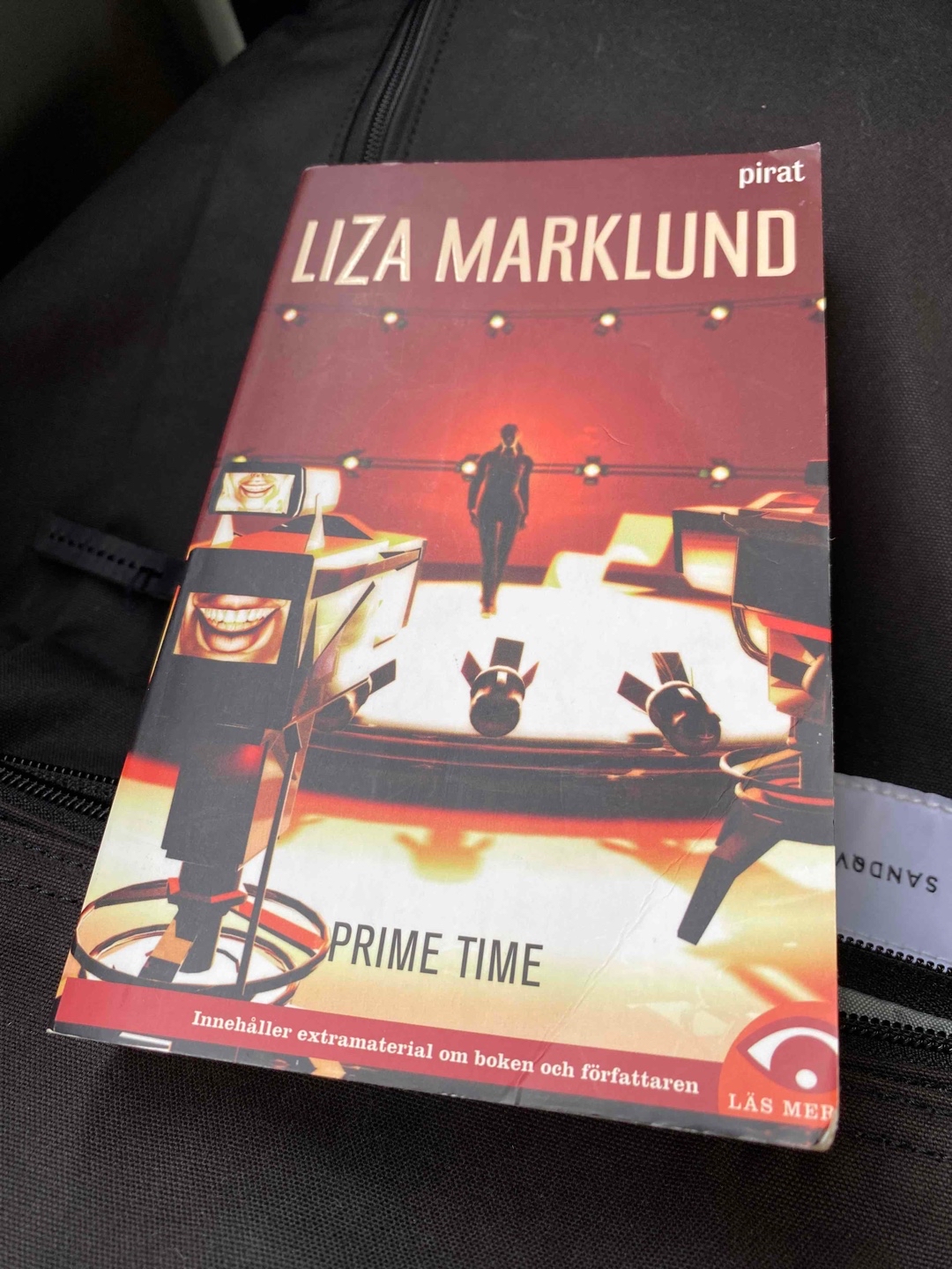 Liza Marklunds Krimis sind einfach großartig! Mit der Beschreibung von Farben, Strukturen, Temperaturen, Geräuschen und Gerüchen werden die Szenen, die sich in diesem Roman hauptsächlich auf einem Schloss in Södermanland, auf einer Insel im Schärengarten sowie in Stockholm abspielen, lebendig. Der Wechsel der Perspektiven und die feinen Charakterzeichnungen verleihen den Figuren Tiefe. Es geht um Berühmtheit, Macht und Einfluss, aber auch um modernes Familienleben.