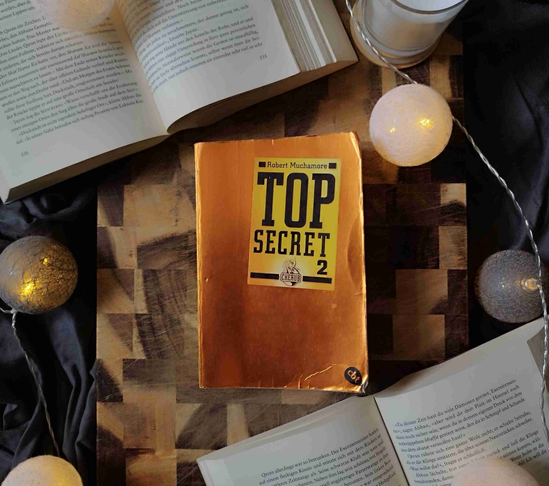 [ 3,5 /5 ⭐]        | In Ordnung |

| Buchreihe: Top Secret (2/12) | 

💊 INHALT

In den Fängen der Drogenmafia.
Sein Name ist Adams. James Adams. Und er ist Mitglied der Spezialeinheit CHERUB des britischen Geheimdienstes, die Jugendliche zu Undercover-Agenten ausbildet. James neuester Auftrag führt ihn in die Welt der Drogenmafia: Er soll Beweise gegen den international einflussreichsten Drogenboss Keith Moore beschaffen, der skrupellos Kinder für seine Zwecke missbraucht. Tatsächlich gelingt es ihm, dessen Geschäftsverbindungen auszuspionieren. Als das Drogenkartell Wind von der Sache bekommt, schwebt James in Gefahr …