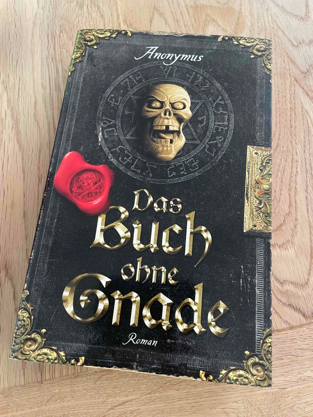Nicht so überzeugend wie die beiden Vorgänger, aber trotzdem ein wahnsinnig gutes Lesevergnügen.