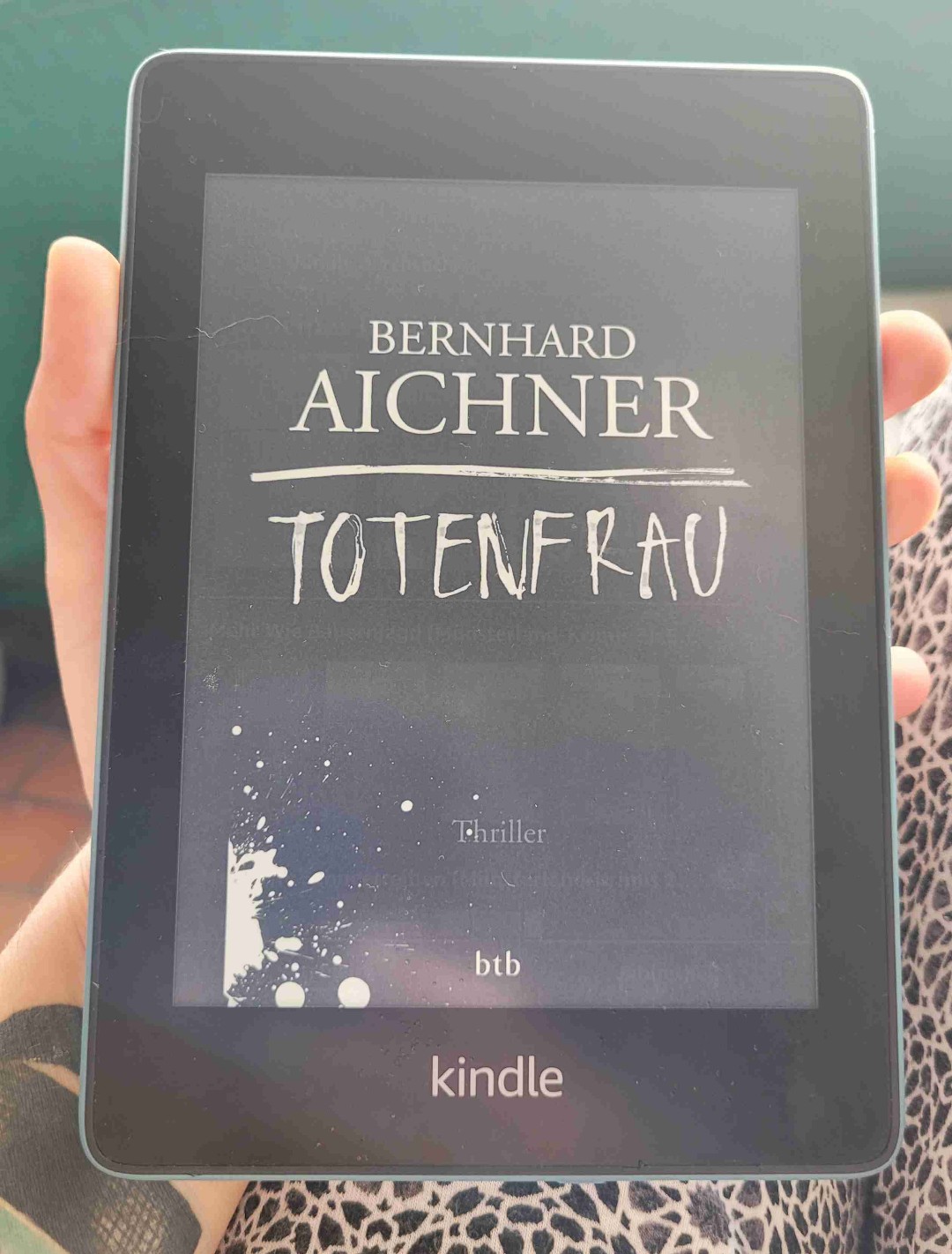 An sich war das Buch eigentlich ganz gut. Die kurzen Sätze haben mich ein bisschen "genervt". Das Ende war für mich vorhersehbar. 