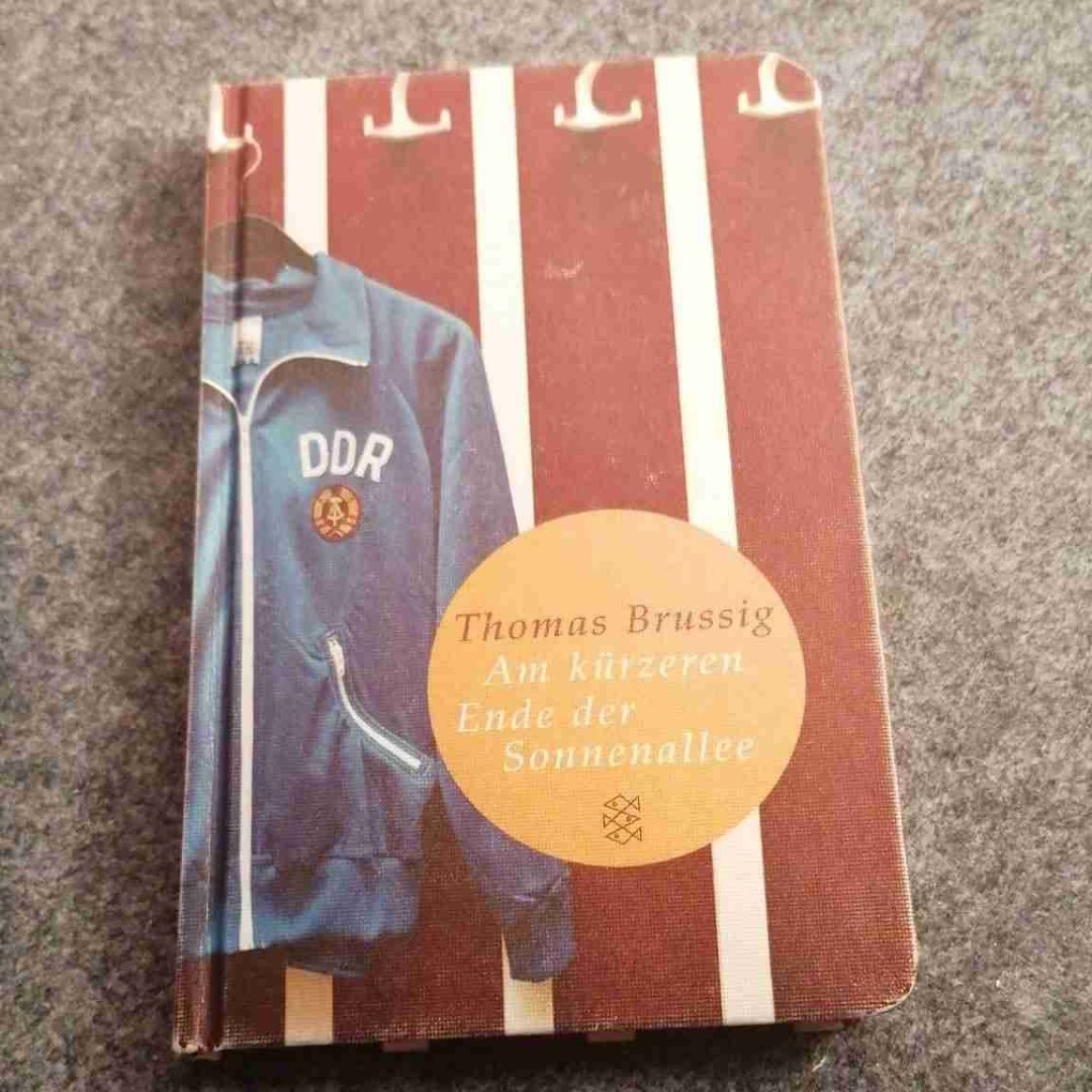Kurzes, aber doch recht Oberflächliches Portrait über das Leben hinter der Mauer im Ostberlin der 70er oder 80er Jahre.