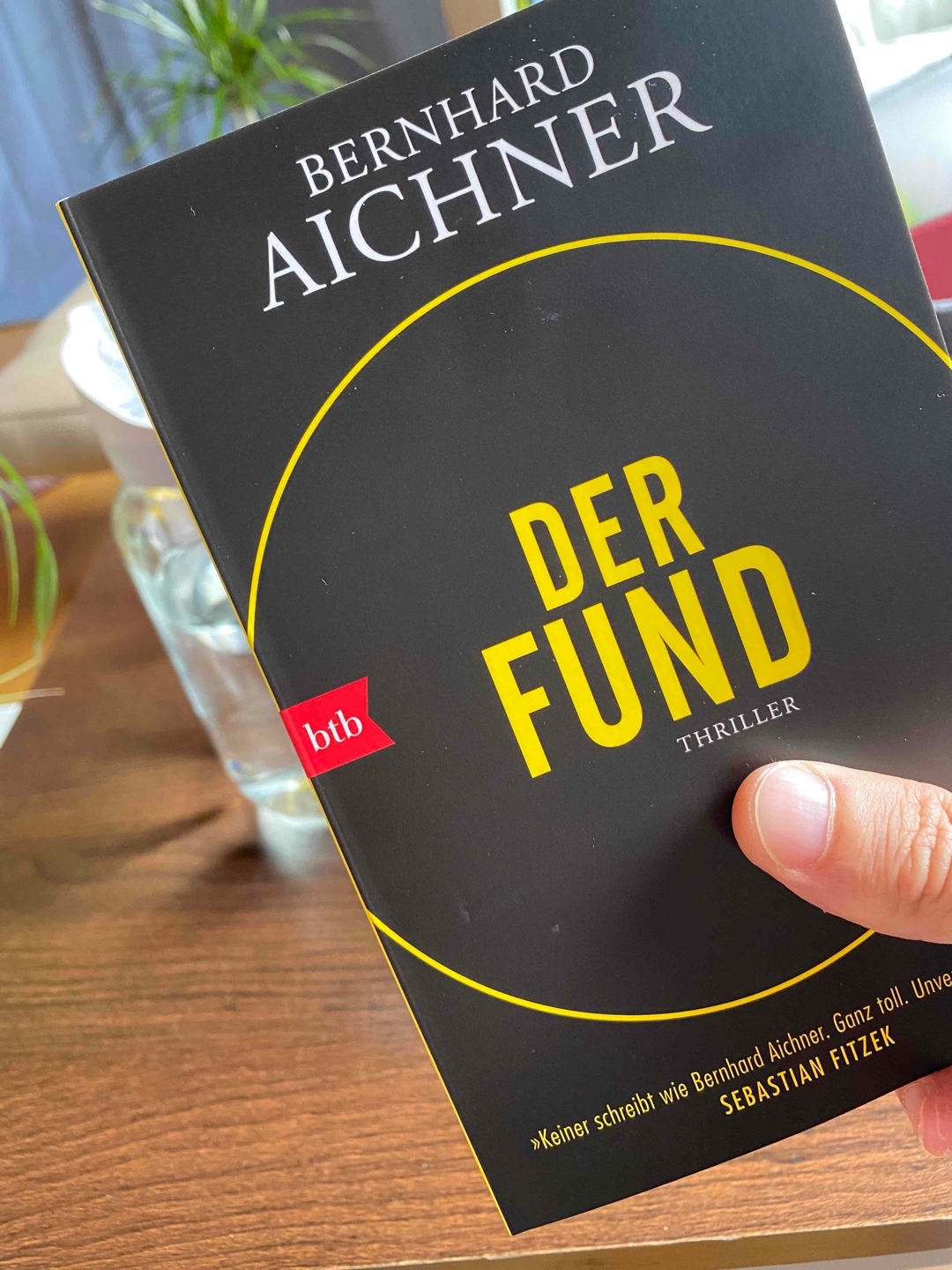"Der Fund" von Bernhard Aichner ist ein elektrisierender Thriller voller unerwarteter Wendungen, der das Leben einer Supermarktverkäuferin in eine fesselnde Achterbahnfahrt der moralischen Entscheidungen und Gefahren verwandelt, die Sie bis zur letzten Seite atemlos zurücklässt.