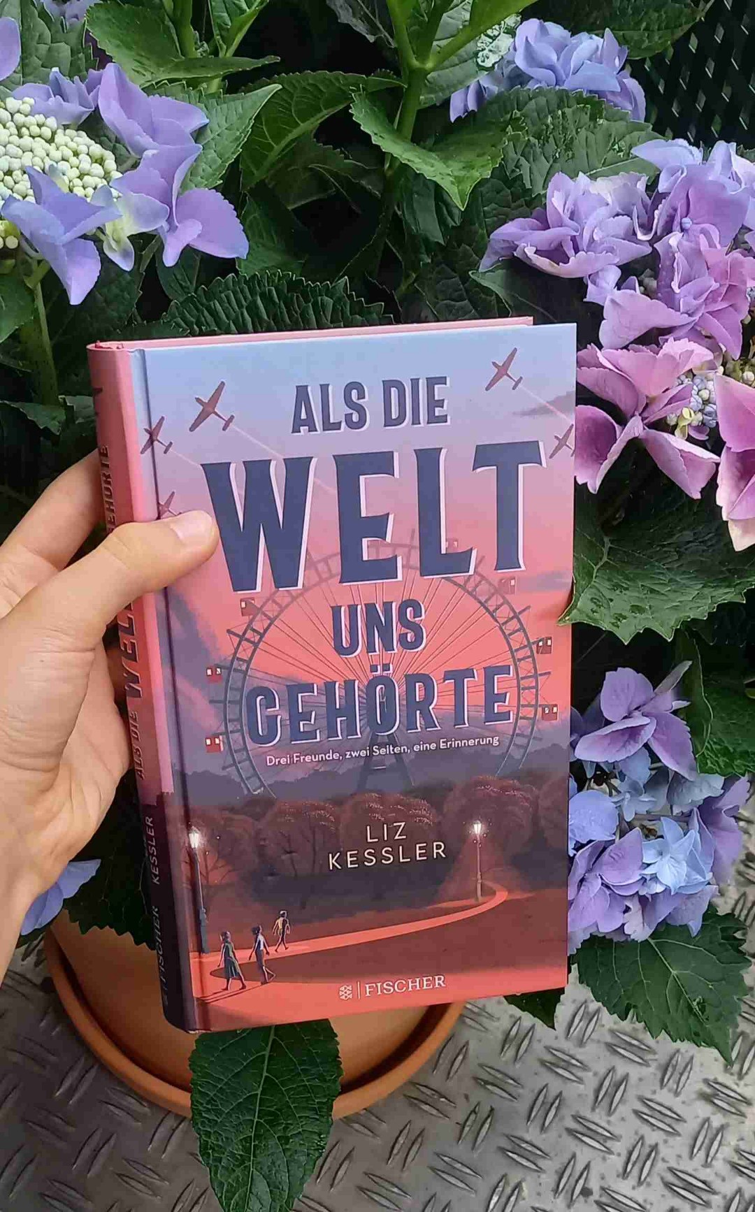 So ein trauriges, dramatisches, hoffnungsvollen und authentisches Buch! Danke für die Empfehlung, Angelina, ich habe mir die Augen aus dem Kopf geheult😭