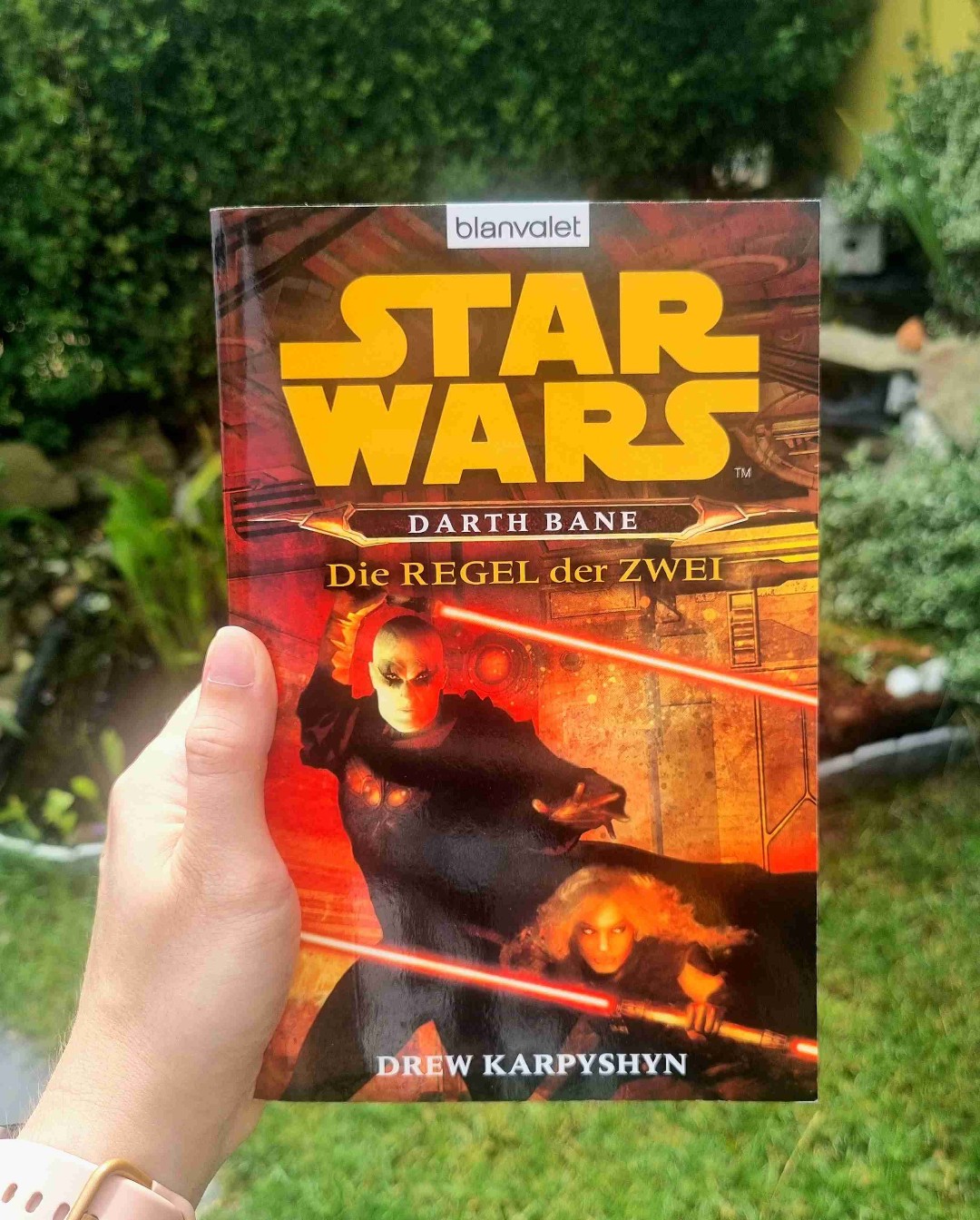 Würdige Fortsetzung!
Es geht spannend weiter: Darth Zannah rückt immer weiter in den Vordergrund, sie steht Bane in nichts nach.
Ich bin gespannt, wie es weiter geht.