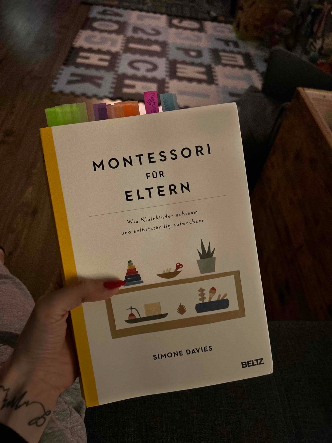 Super Buch, welches einem die Montessori-Pädagogik näher bringt und wirklich tolle Ansätze aufzeigt.
Sehr zu empfehlen! Sowohl wenn man schon einen Kleinkind hat als auch in der Schwangerschaft! Eines meiner absoluten Lieblingsbücher!