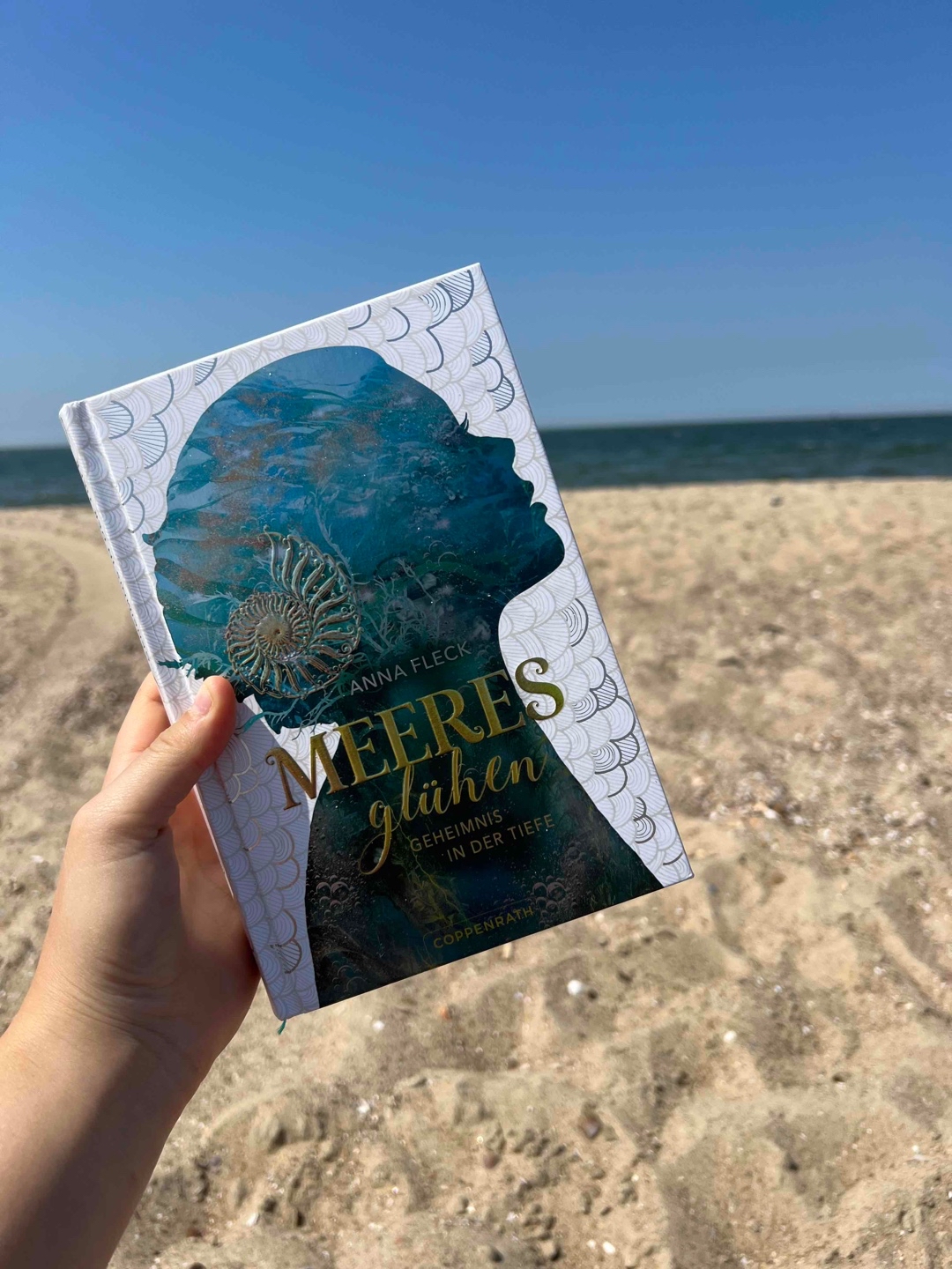 Gelesen in einer wunderschönen Kulisse am Meer und mit den Füßen im Sand hat mich das Buch verzaubert 🐚✨
