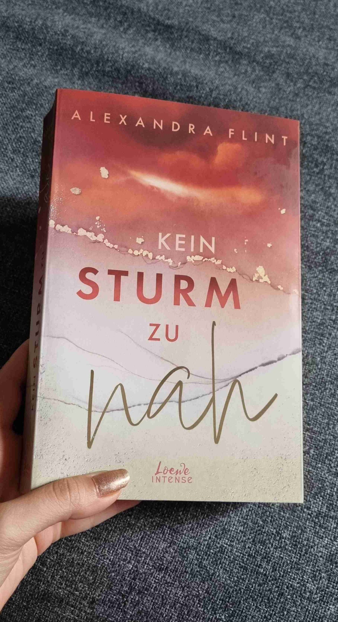 Die Geschichte von Elisa und Jonah hat mich noch mehr gepackt, als die von Leni und Raffael. Ein Bad Boy aus dem Bilderbuch, mit sehr warmen Herzen und guten Motiven und eine Bilderbuch-Studentin, die alles hin schmeißt und endlich ihren eigenen Weg findet. Eine süße Liebesgeschichte samt aufkommender Stürme. Wirklich toll geschrieben und schnell durchgelesen.