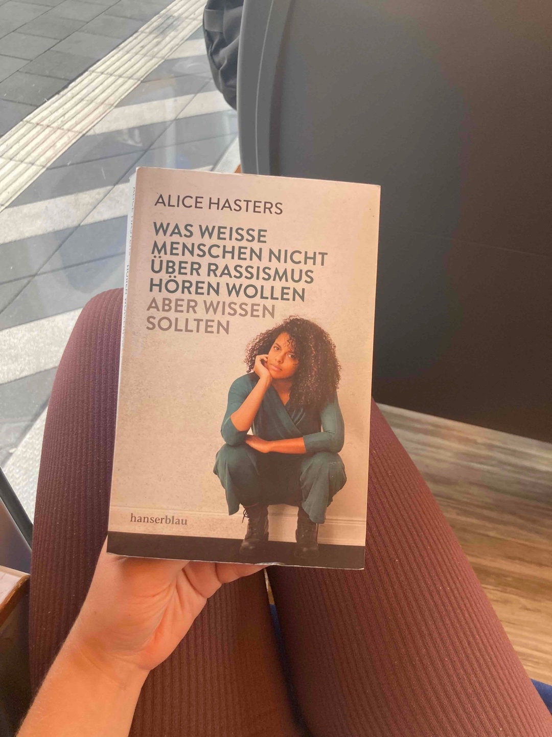 Absolut wichtiges Buch über strukturellen Rassismus in Deutschland, das anhand von persönlichen Erfahrungen aufzeigt, dass wir alle rassistisch sozialisiert wurden und anfangen müssen, uns selbst und unser System zu hinterfragen!