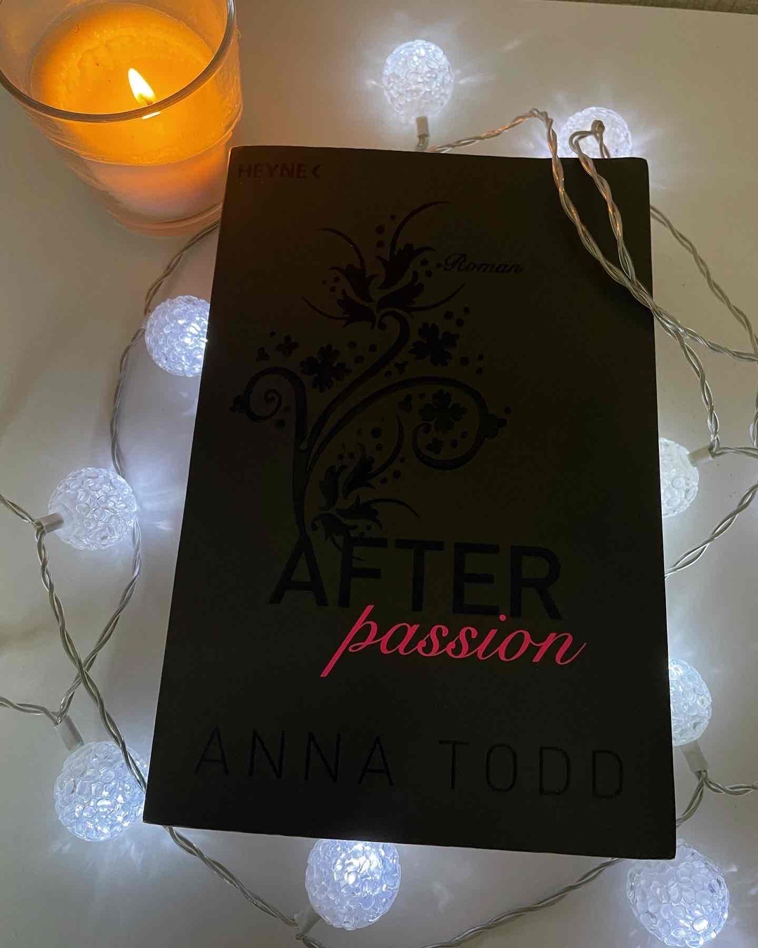 Viel passiert es gibt ups and downs.
Das Buch ist komplett anders als der Film und ich habe schon oft gehört das man erst das Buch lesen sollte.
Doch zum Buch an sich ist es eine Story die mich in den Bann gezogen hat und es auch sehr einfach zu lesen ist.