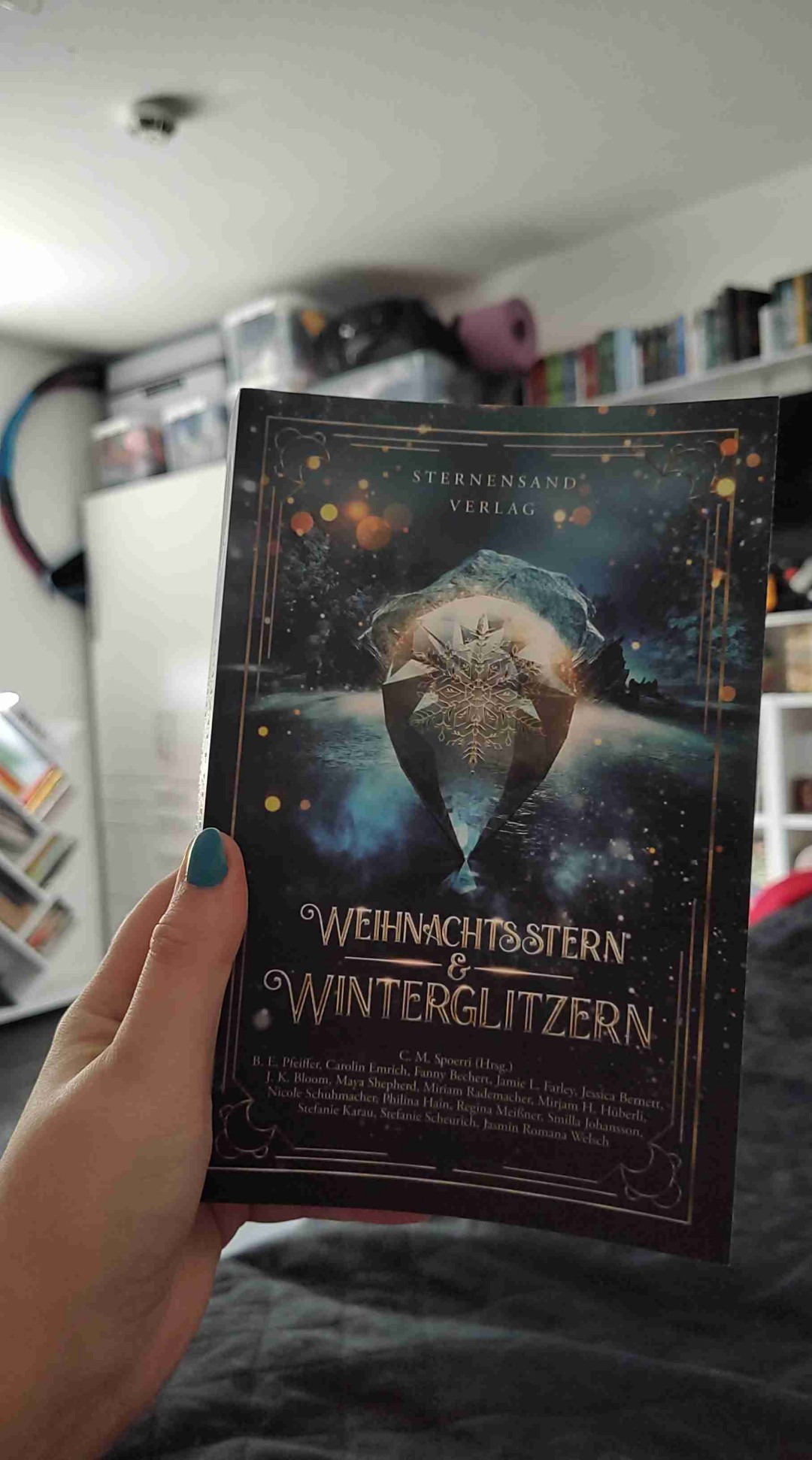 Die Idee hat mir richtig gut gefallen! Es waren auch viele gute Geschichten dabei, doch nicht alle konnten mich überzeugen. Kann ich trotzdem sehr empfehlen! 🩷