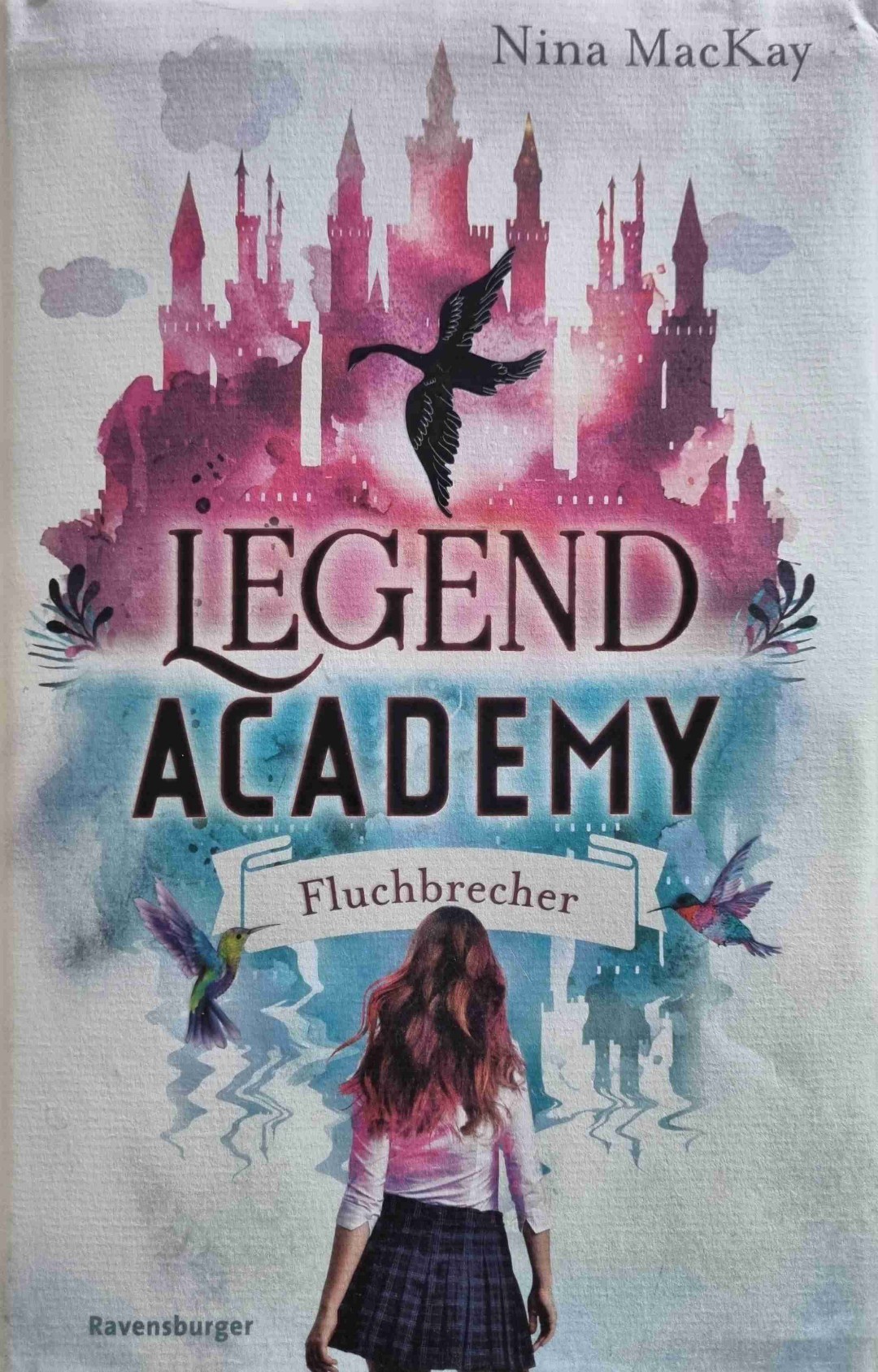 Dieses Buch beschreibt eine interessante Welt mit guter Story. Jedoch war mir der Schreibstil, obwohl er leicht zu lesen war, etwas zu lang und ausführlich. Dadurch wurden am Ende kaum Fragen geklärt und es gab einen großen Cliffhanger, wodurch man gezwungen ist den zweiten Teil zu lesen, welcher hoffentlich die ersehnten Antworten bringt.