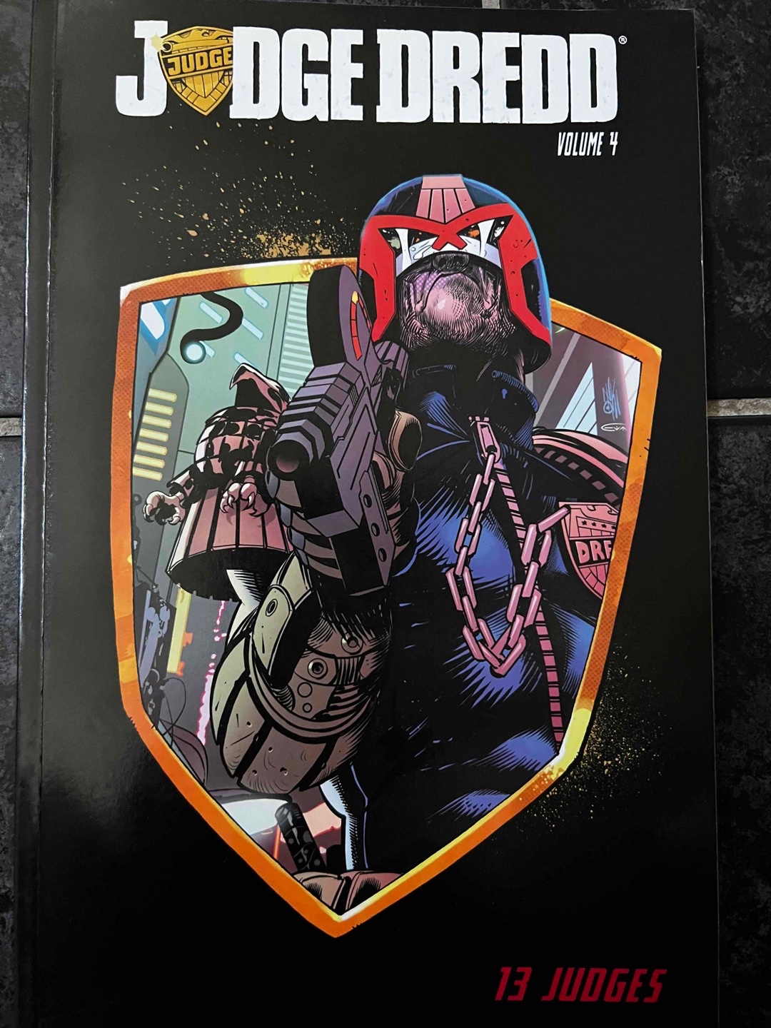 Im 4.Band der Judge Dredd-Reihe fügen sich die Handlungsstränge zusammen und es wird deutlich was hinter den Ereignissen der Vorgängerbände stecken könnte. Die Story ist spannend, dafür etwas weniger skurril als in der Vorgängerbänden. Der Zeichenstil ist wie in der anderen Bänden gefällig und weniger in einem Undergroundstil.
