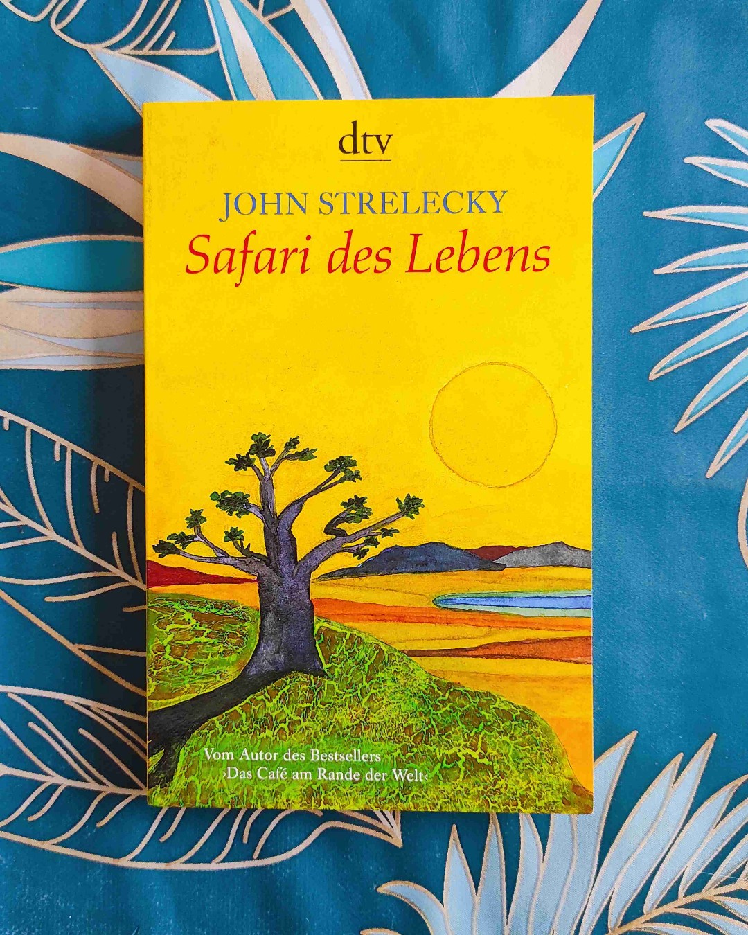 "Safari des Lebens" bietet ein paar gute Ratschläge. Allerdings hat mich das Thema Afrika eher weniger interessiert. Reisen gehört allgemein nicht zu meinen Lebenszielen. Obwohl es dem Autor sehr wichtig erscheint, mithilfe von Weltreisen den Horizont zu erweitern, meine ich, dass dies keine Grundvorraussetzung für ein erfülltes Leben ist. Ich denke auch, dass man die großen Ziele des Lebens nicht auf exakt 5 festlegen muss. Es können genauso gut mehr oder weniger sein. Letztlich sollte jeder für sich selbst herausfinden, was er erreichen will. Man kann die Bücher von John Strelecky als Anregung benutzen, sollte sie aber nicht allzu ernst nehmen.