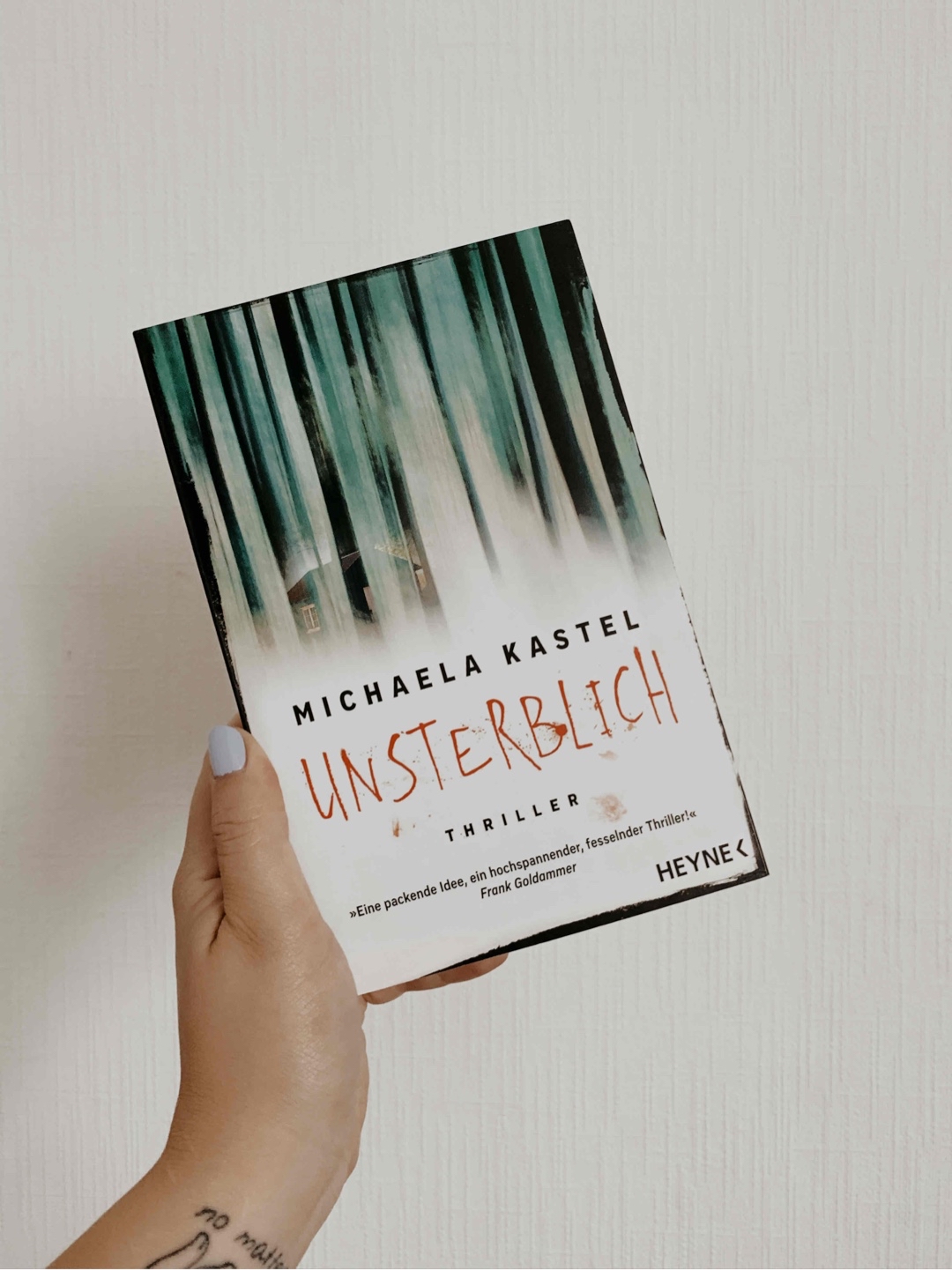 Ungewöhnlicher Thriller, aber manche Handlungsstränge waren mir zu künstlich und nicht nachvollziehbar.