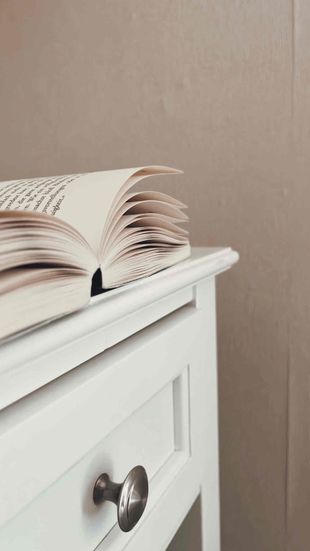 Das Buch ist wie ein Tagebuch aus der Sicht von Charlie aufgebaut. Dabei sieht man deutlich an der Art wie die Einträge geschrieben sind, wie sich sein Verstand verändert. Vielleicht schaue ich mir den Film zu dem Buch an.