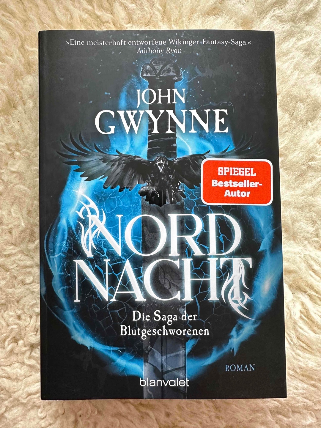 Guter Auftakt der Blutgeschworenen Saga!
- viel Zeit ging fürs Worldbuilding ins Land - das macht Lust auf Band zwei und hoffentlich noch mehr Handlung
- tolle Welt, tolles Setting, spannende Neuinterpretation nordischer Sagen
- bin gespannt, was John Gwynne in Band 2 und 3 für uns bereit hält
- krasser Plottwist mit Clifhanger am Ende
