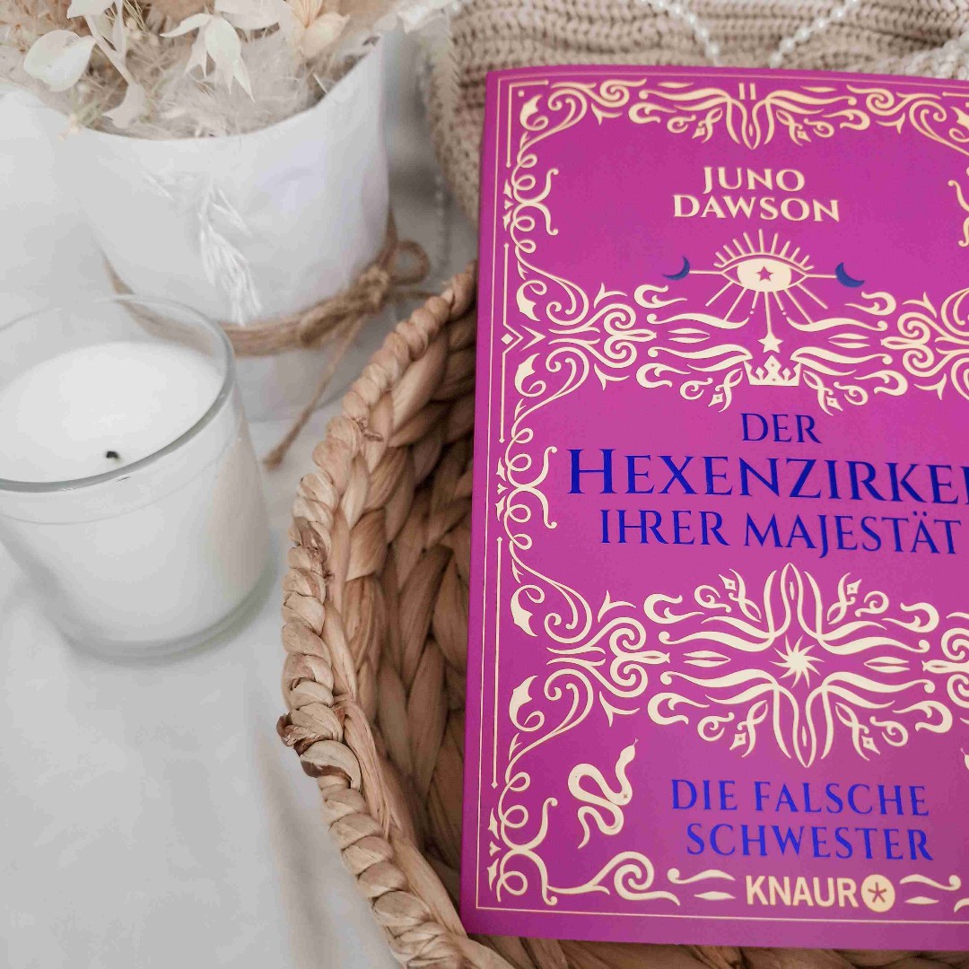 Der herabschauende Hund 🧘🏻♀️, Hello Kitty🩷 und die Voodoo Lounge 💀
Gelungene Fortsetzung mit ein paar Längen im Mittelteil.
Ein sehr gut gelungener, aber dennoch typischer Mittelteil einer Reihe meiner Meinung nach. Aber bei dem Ende muss ich allerdings dringend wissen, wie es weitergeht - Holla die Waldfee!